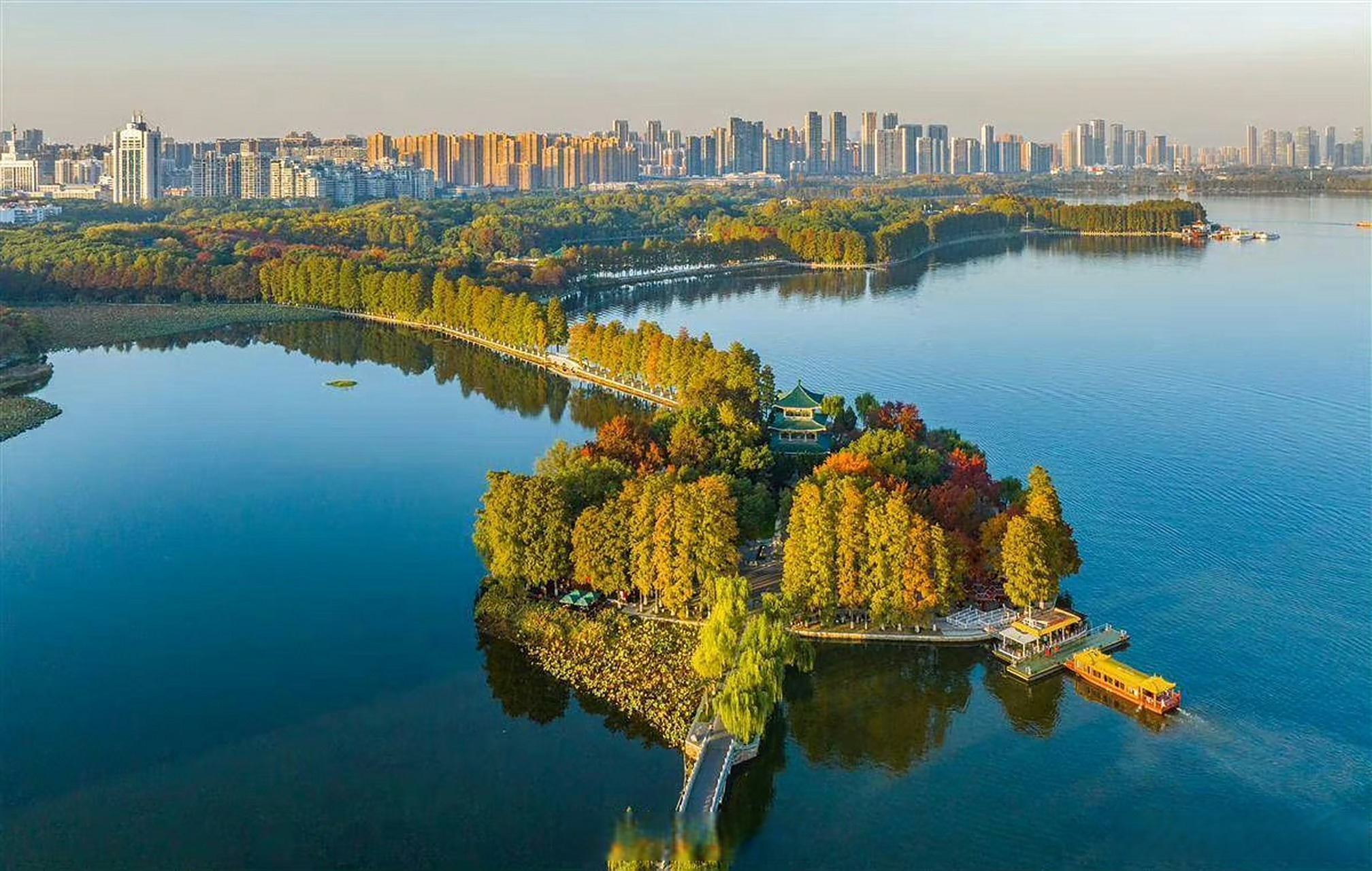 武汉东湖风景区层林尽染,红枫,乌桕,银杏等树木色彩斑斓,与景区的亭台