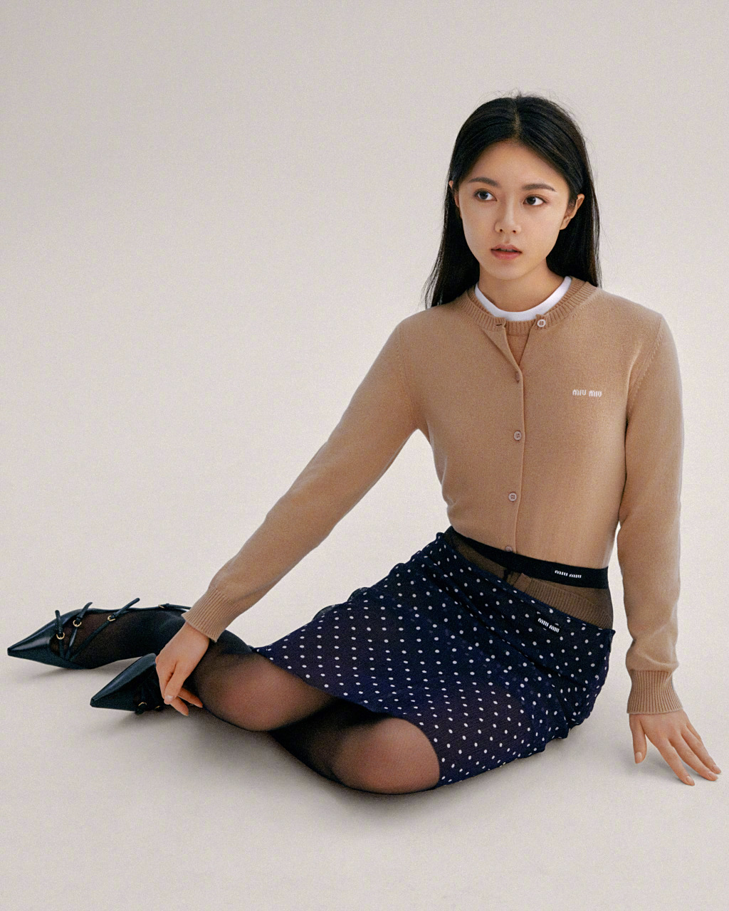 赵今麦波点纱裙,轻灵简约的学院风格调,薄裙与丝袜混搭,俏皮又性感