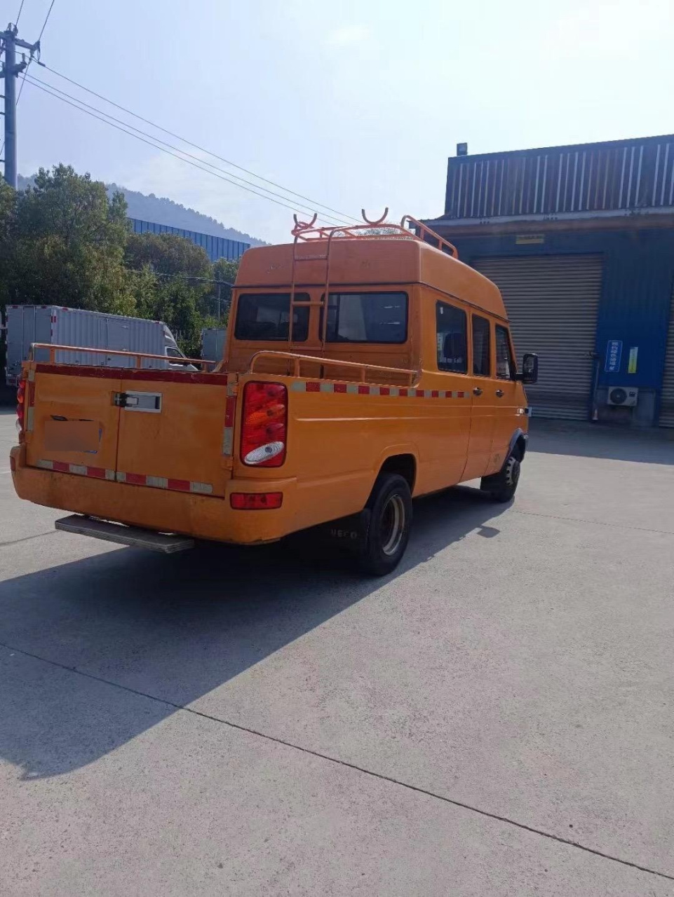 9 座数台:依维柯电力工程车:小型专用客车,蓝牌,柴油发动机:车况精品