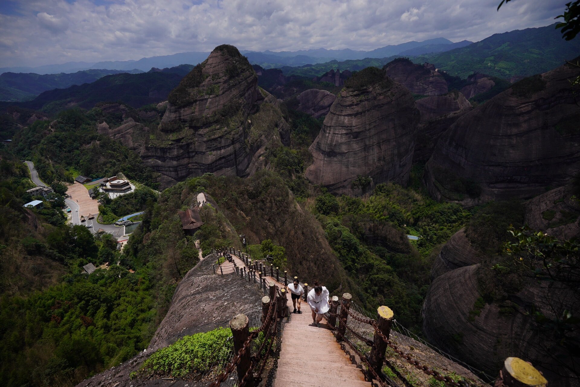 桂林丹霞景区 桂林的云中仙境|体验 丹霞地貌特色 广西桂林的丹霞景区