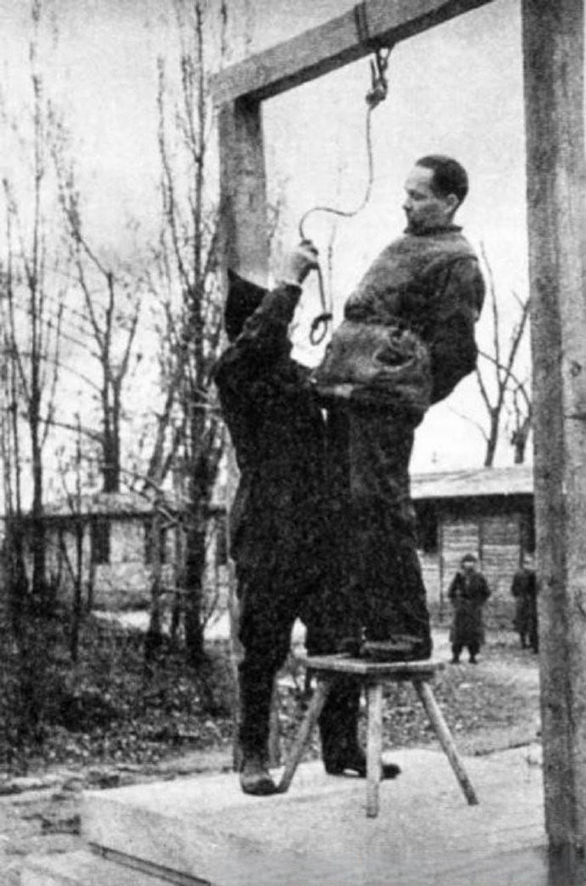 1947年,德国纳粹指挥官鲁道夫61霍斯行刑前.