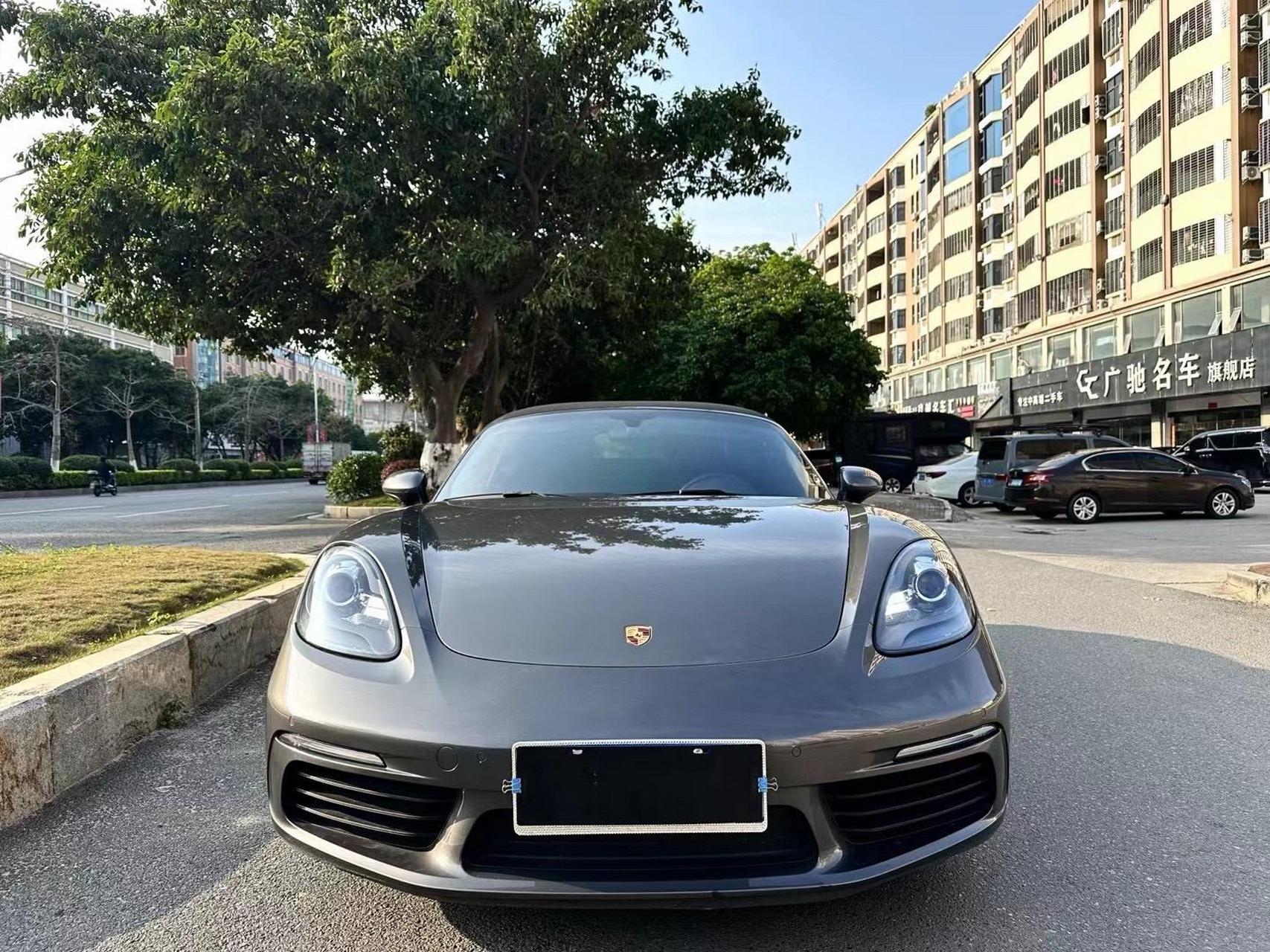 0t两门两座软顶敞篷跑车 选配:玛瑙灰外观 波尔多红内 14项座椅 倒车