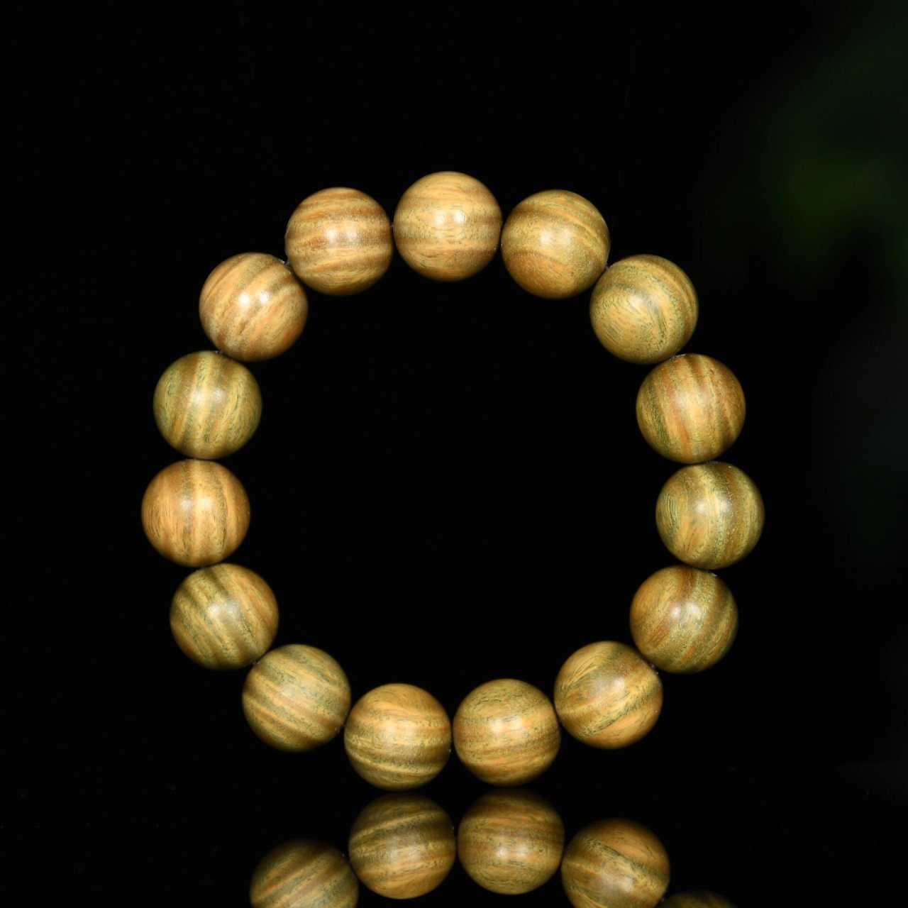 极品阿根廷绿檀满满的水波纹好看 阿根廷绿檀木手串是一种以阿根廷绿