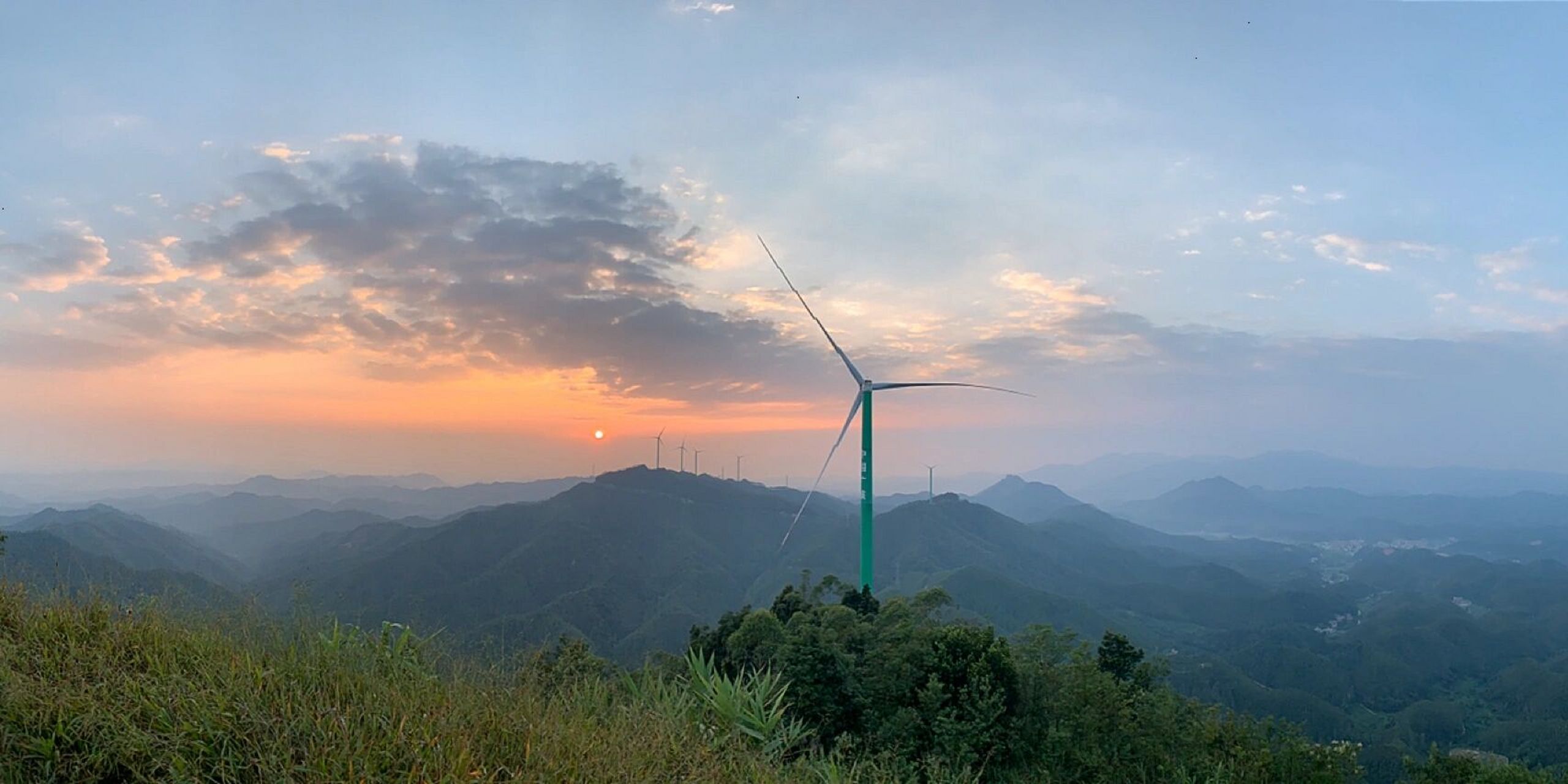 肇庆广宁风车山   大湾区秋名山,广东九寨沟 美食风景之路,被誉为大