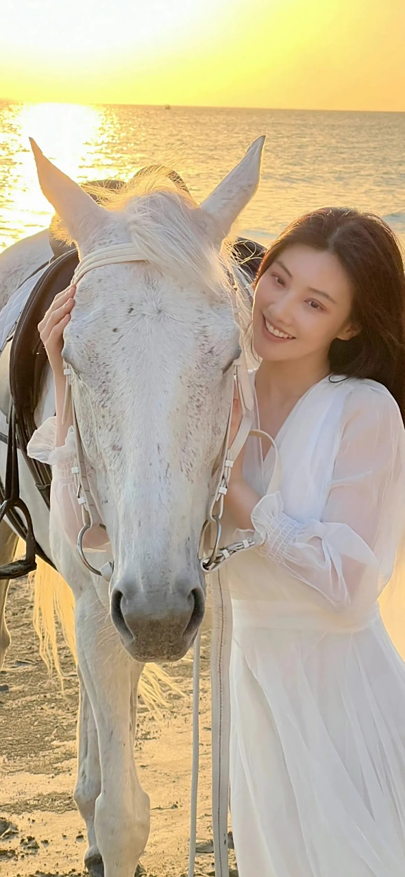 王鹤润海滩骑马写真大片壁纸,轻盈柔美,甜笑可人