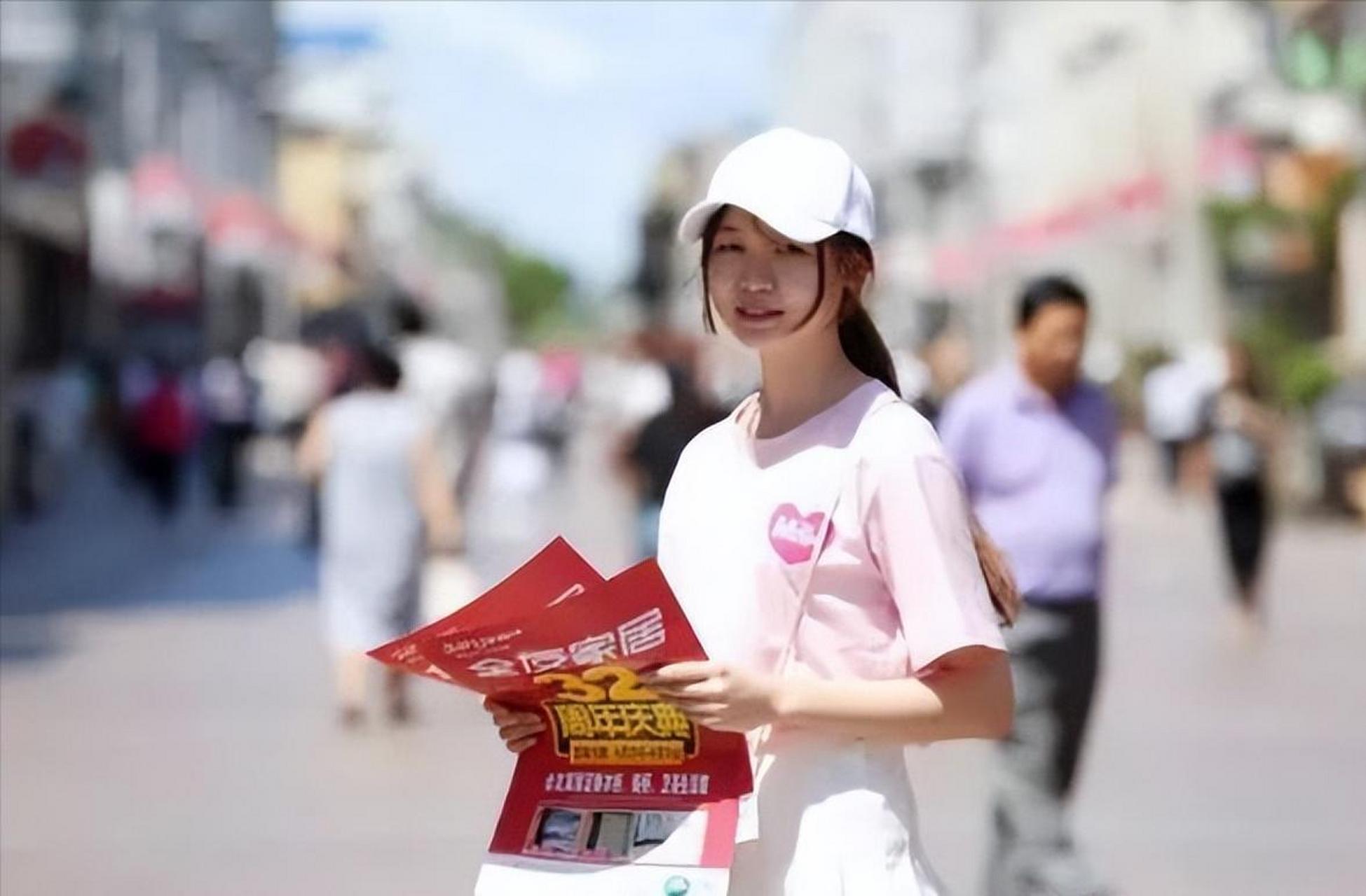 千万不要耍小聪明,大学时我和我的室友一块去发传单,结果室友把传单丢