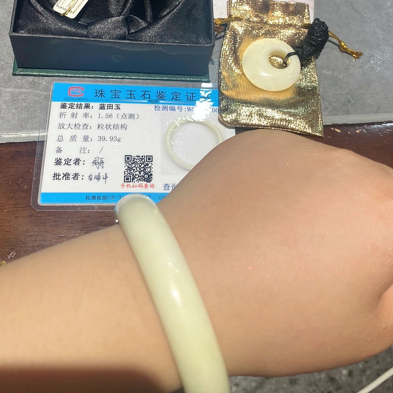 西安兵马俑博物馆买的蓝田玉镯 刚逛完兵马俑博物馆导游讲蓝田玉的好