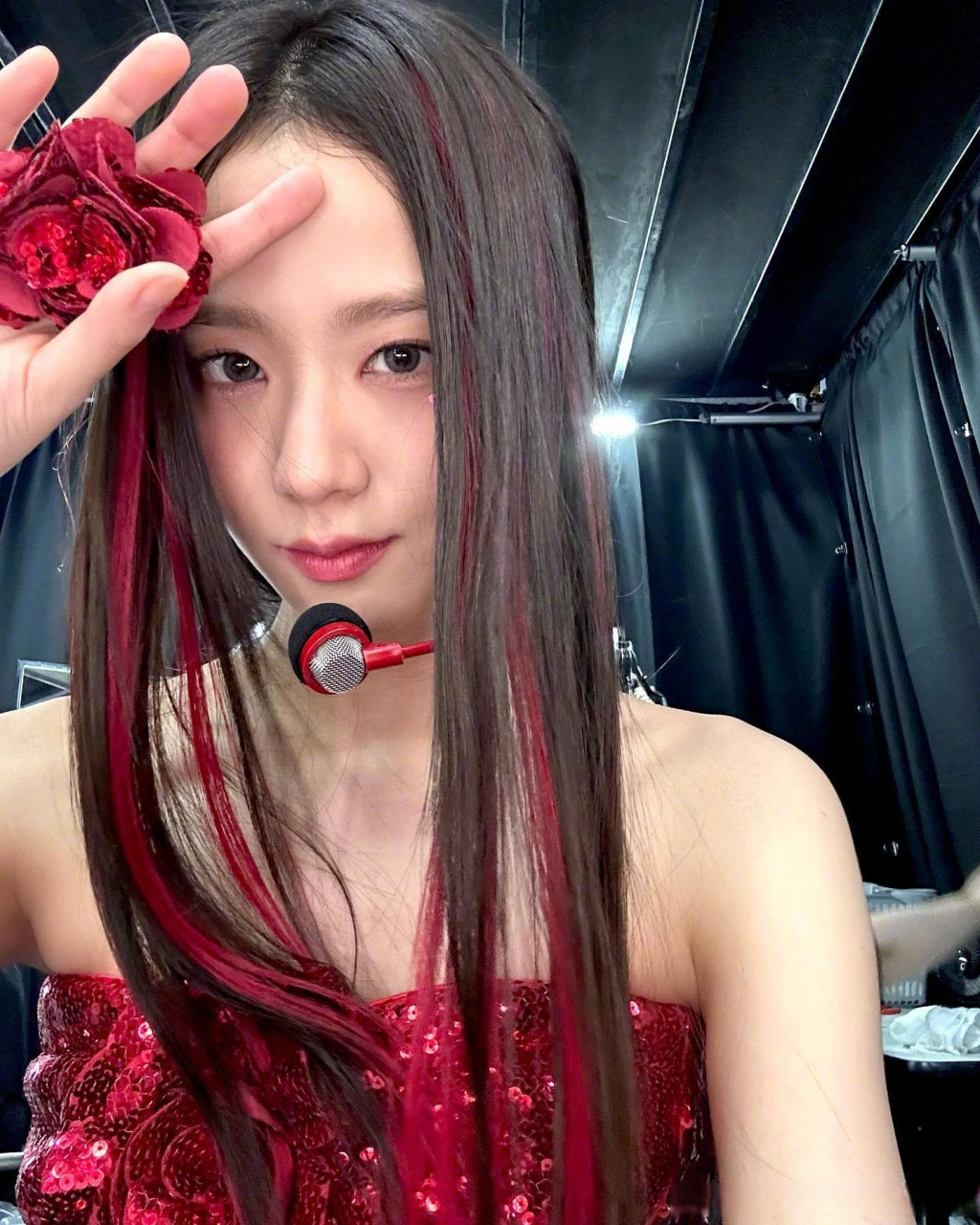 jisoo# 携新专辑《me》回归,新歌《flower》mv一经发布马上引来了翻