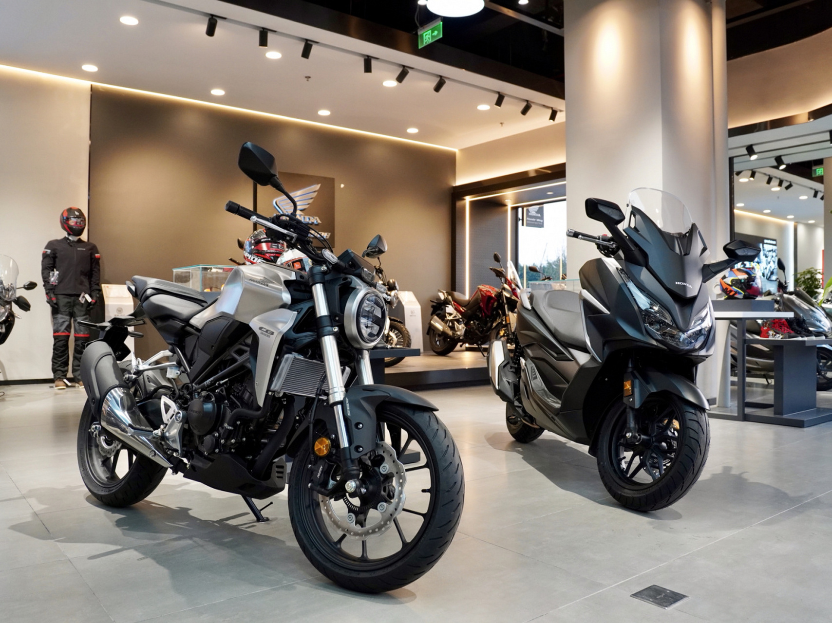 今天成都五羊本田honda wing店到了一台黑色的佛沙350(nss350)展车