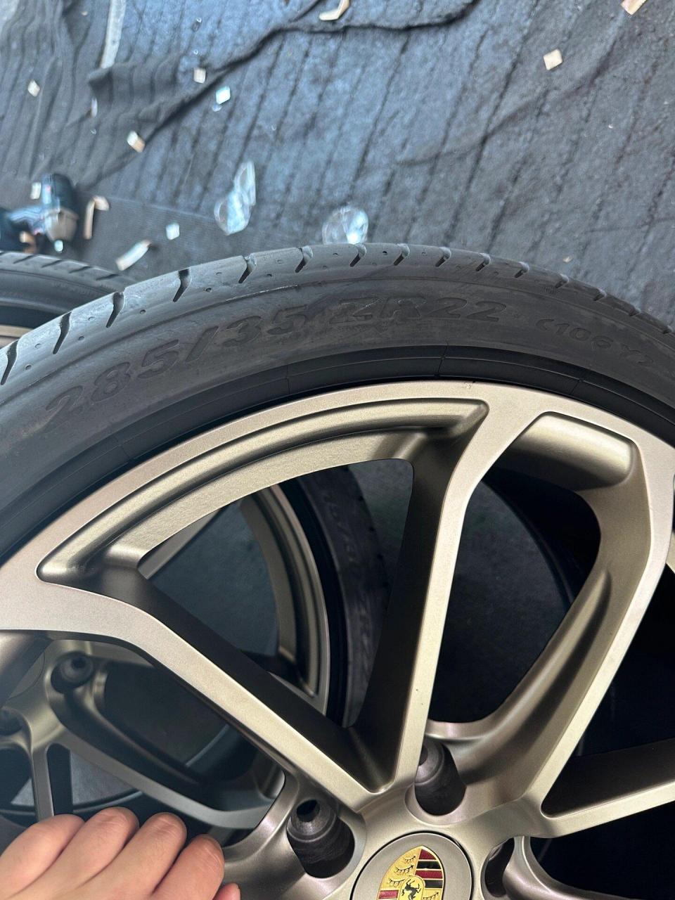 22寸保时捷卡宴原装轮毂轮胎