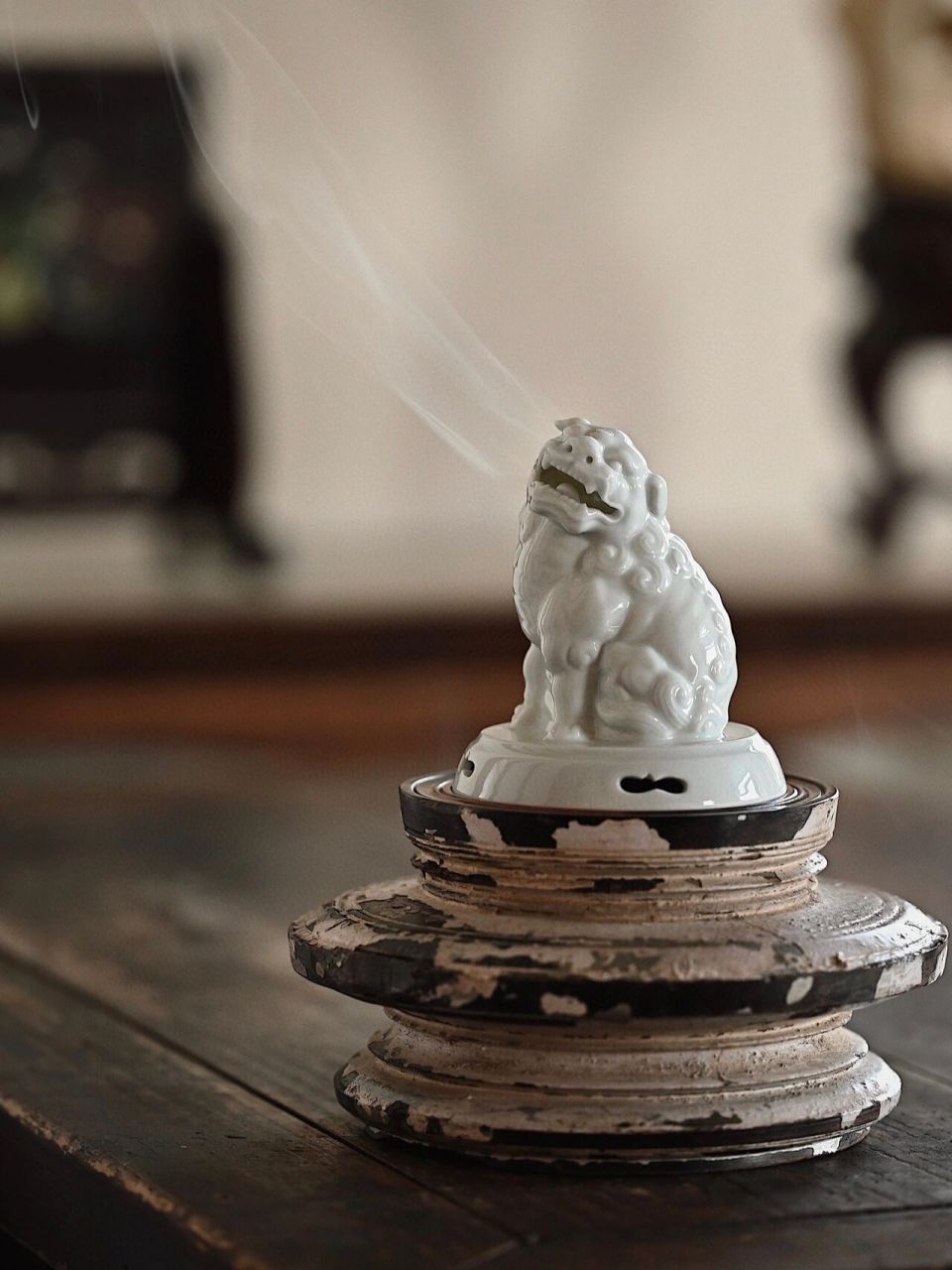紫檀x白瓷"狻猊"香炉 取拆房老料,造型别致,皮壳熟旧醇厚,内膛焚香