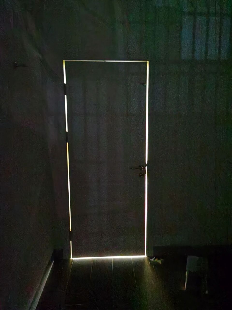 姐妹,卧室门透光怎么解决,要拆门重新装吗 本来想着今天付卧室门的