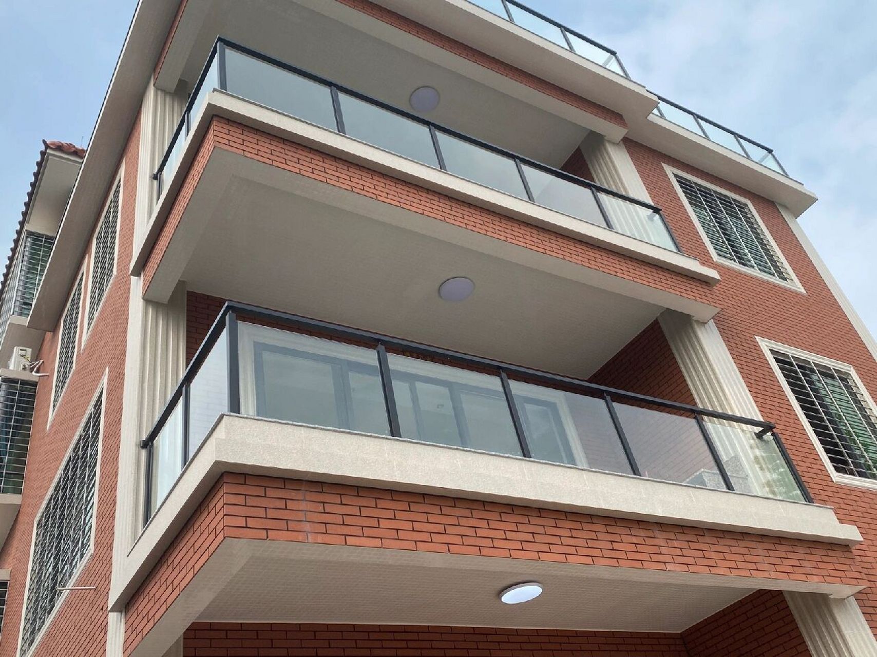 自建房阳台护栏完工啦 烤黑色外卡糟立柱 12厘钢化玻璃 烤黑色不锈钢