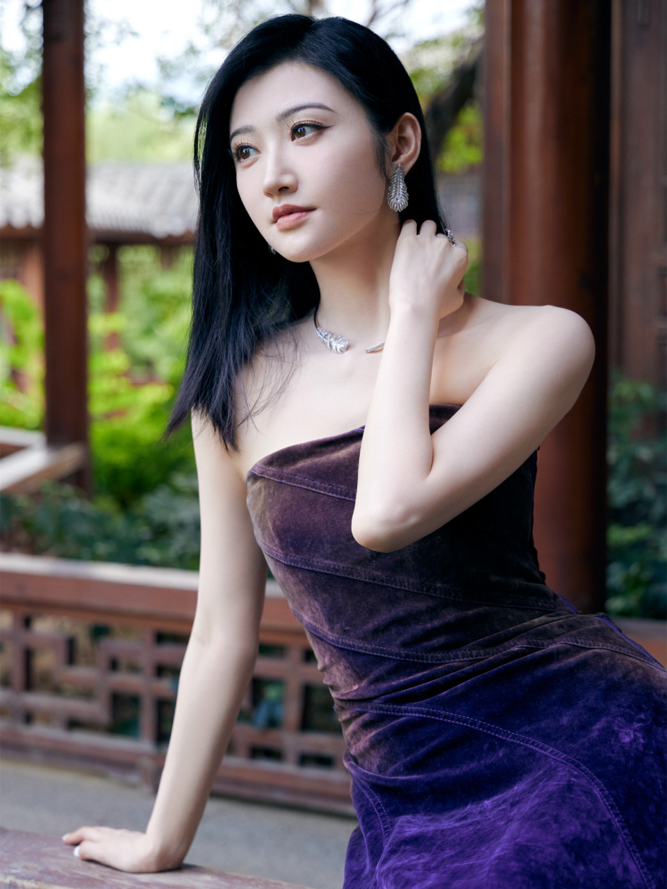 景甜渐变蓝色礼服写真:景甜蓝色美人鱼造型,银幕光影流动,绽放浪漫