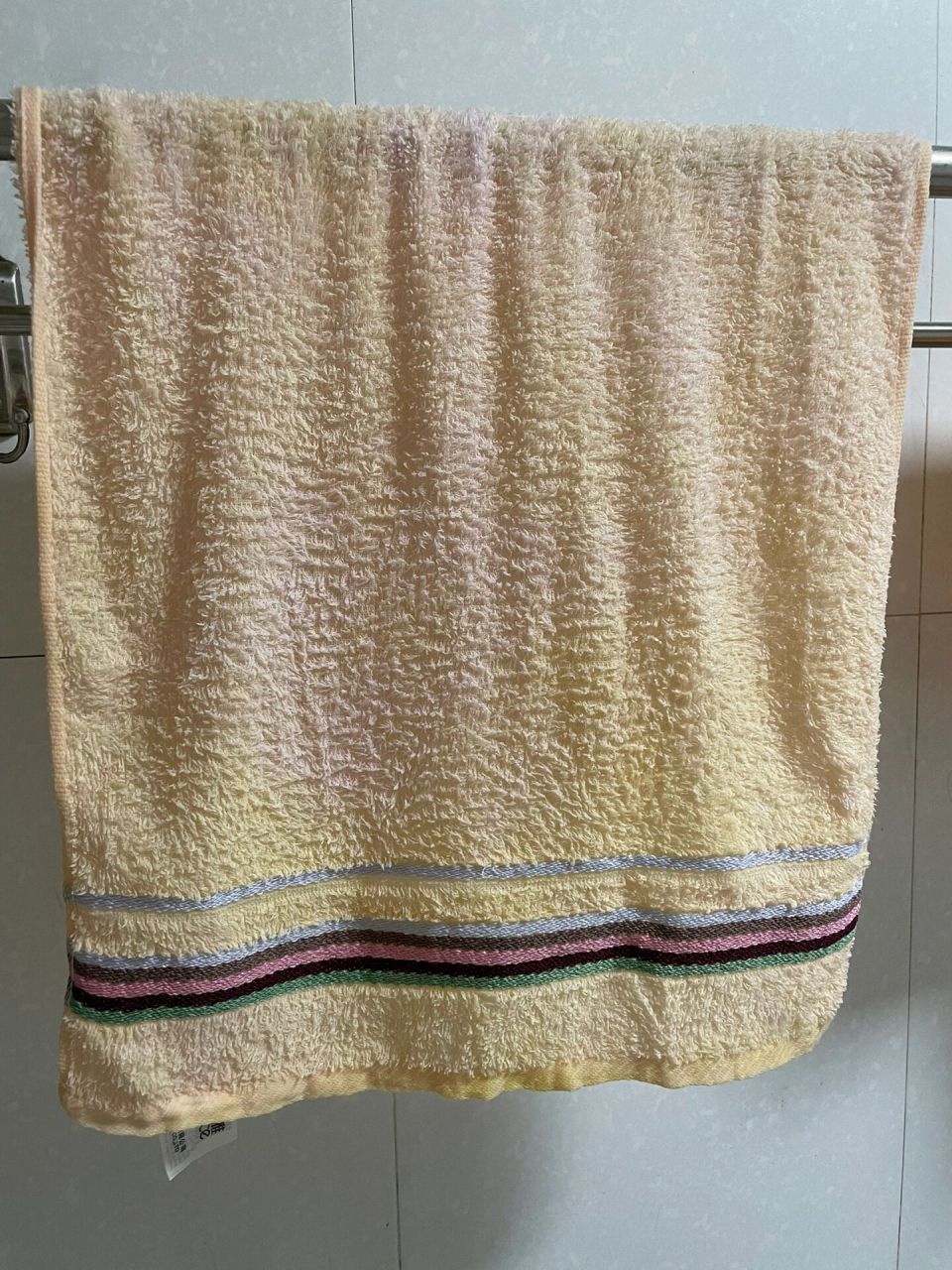 这两三个月,家里的毛巾用几天就变黄,换了新的还是这样,像被染色一样