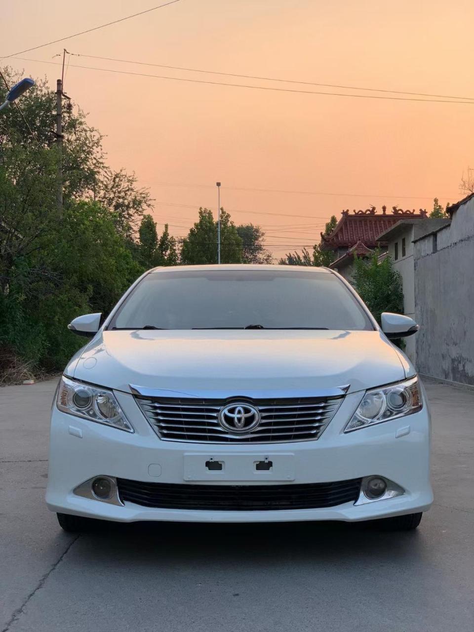 改款丰田凯美瑞,2.0排量,经典的珍珠白.