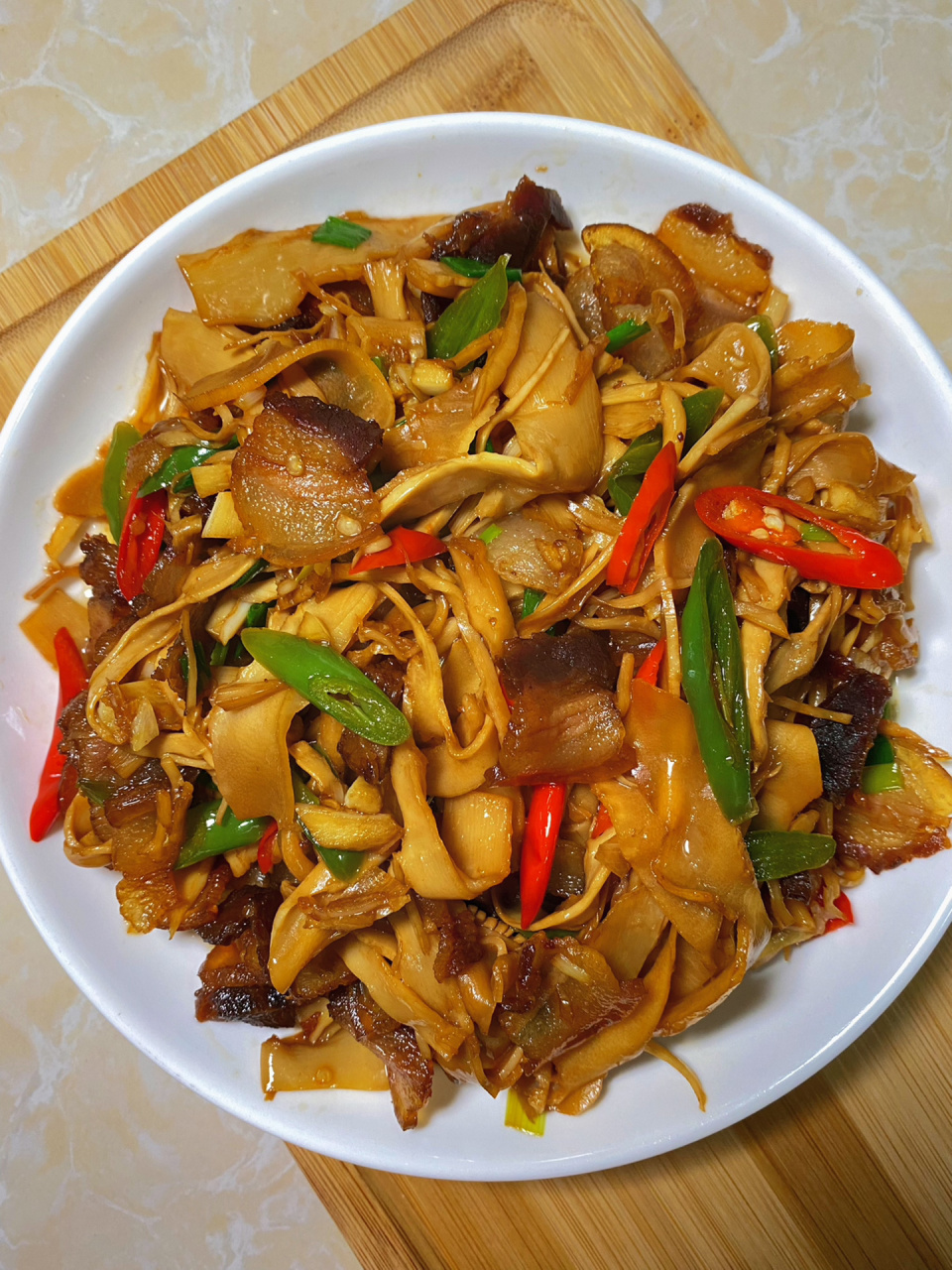 终于吃上了6015巨爱的糯米笋炒腊肉(内附教程) 食材:糯米笋  线椒