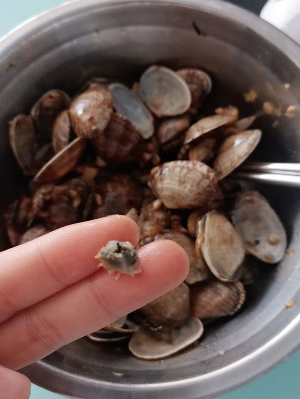 花甲里面这坨黑色的是啥?可以吃吗? 感觉自己吃93了