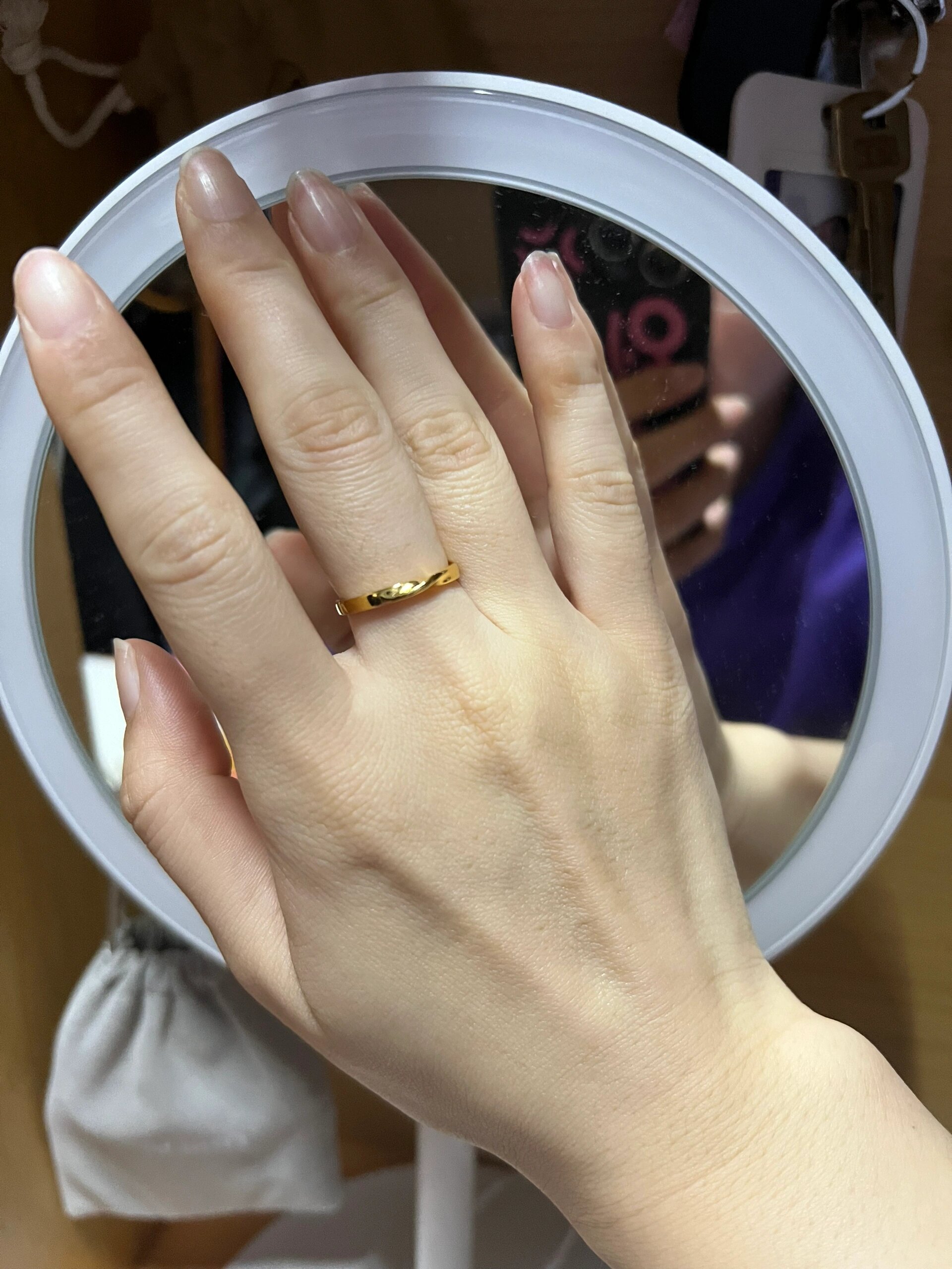 右手带金戒指能招财