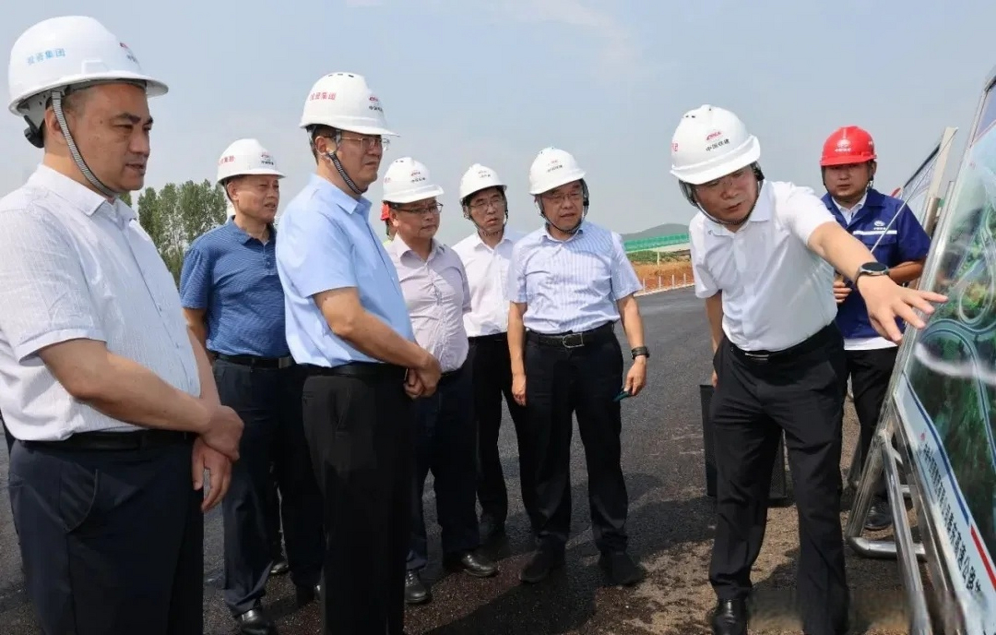 【#泰东高速##济微高速泰安段# 开展"大干快上,满工满弦"百日攻坚行动