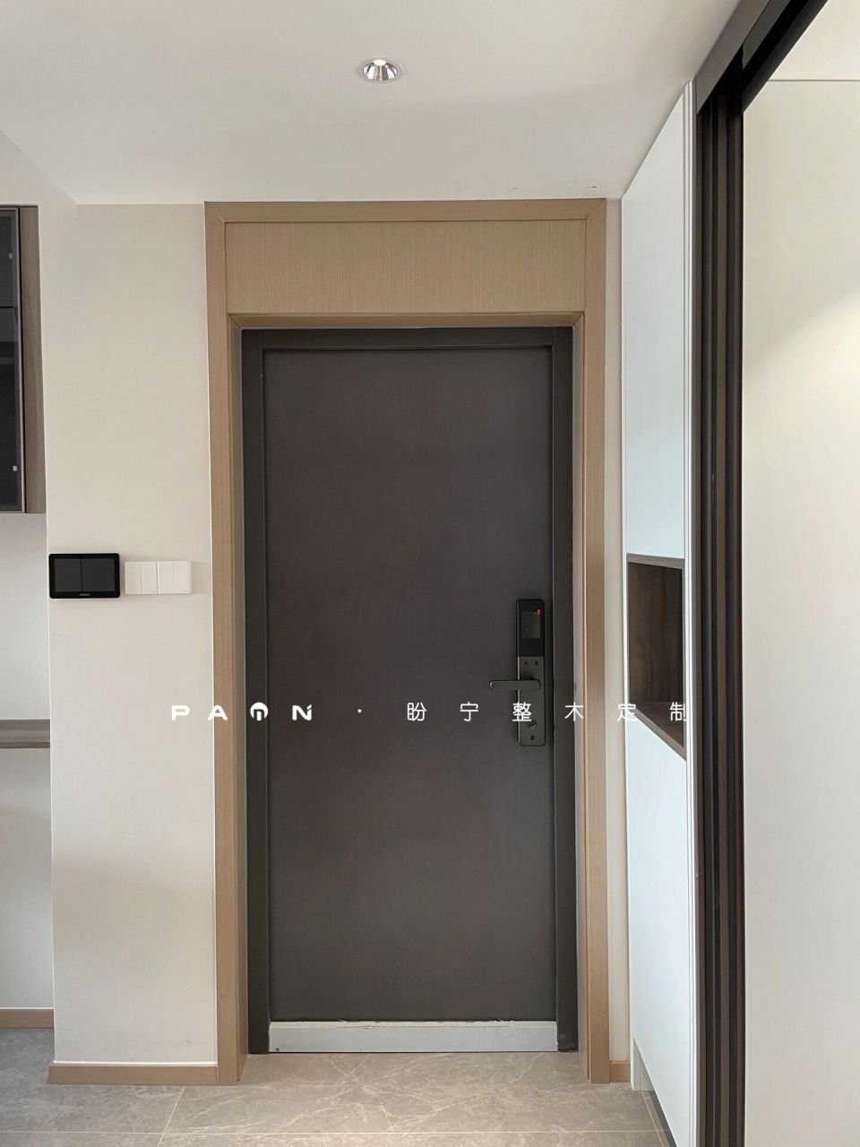 99极简轻奢烤漆木门,门头板到顶更显大气 95定制这行风格每一年都