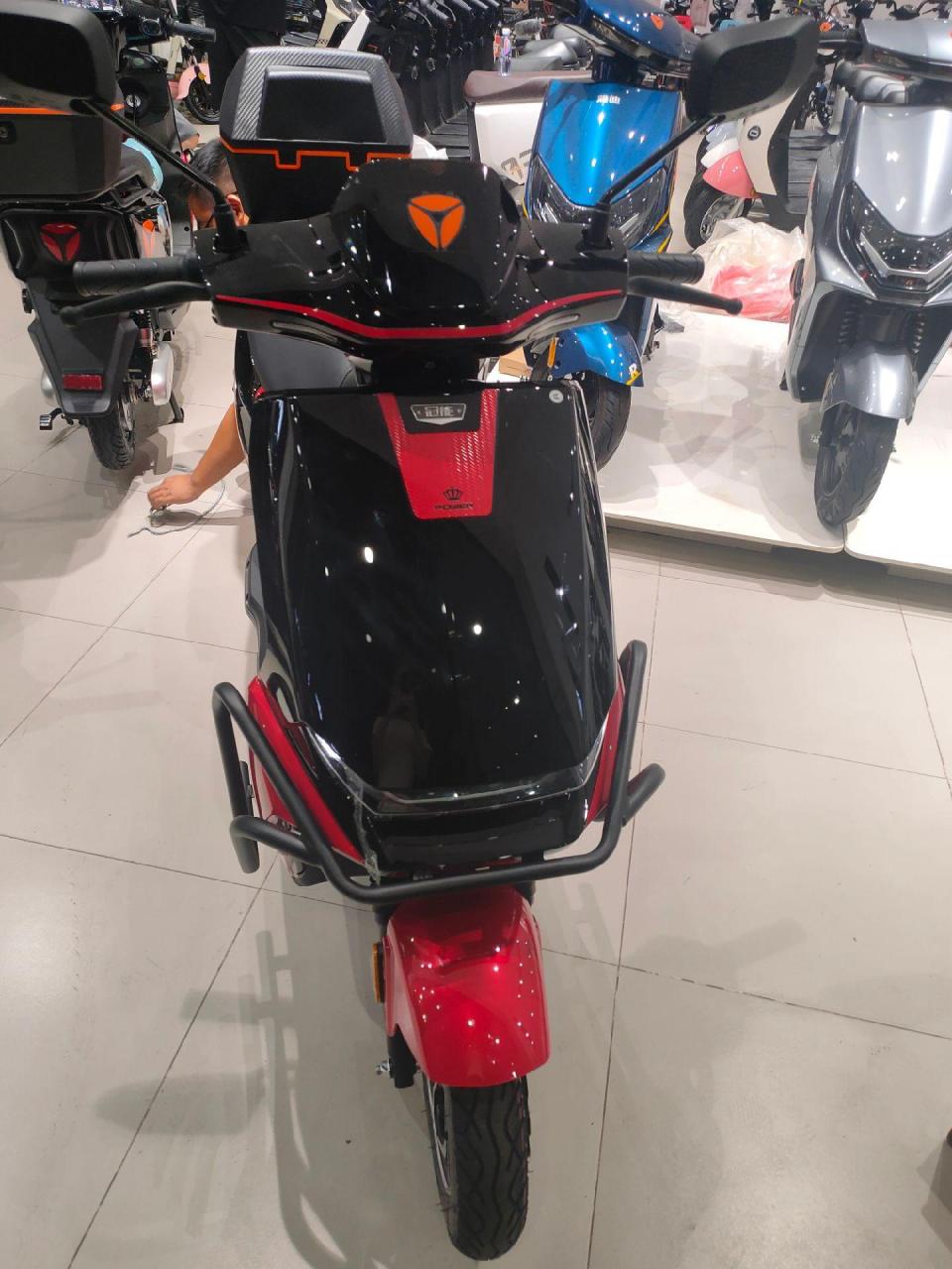 超长续航,超强动力的雅迪冠能欧骏运动版,搭配72伏23安石墨烯电池