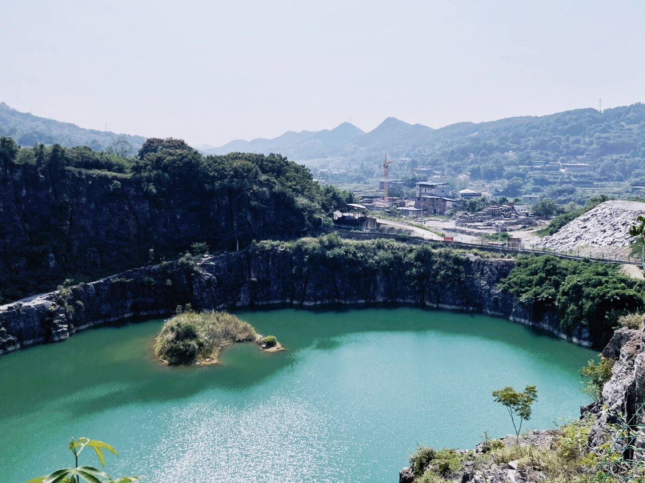 天堂坝矿山公园 巴南天堂坝矿山公园,是个没开发的野生景点,位于巴南
