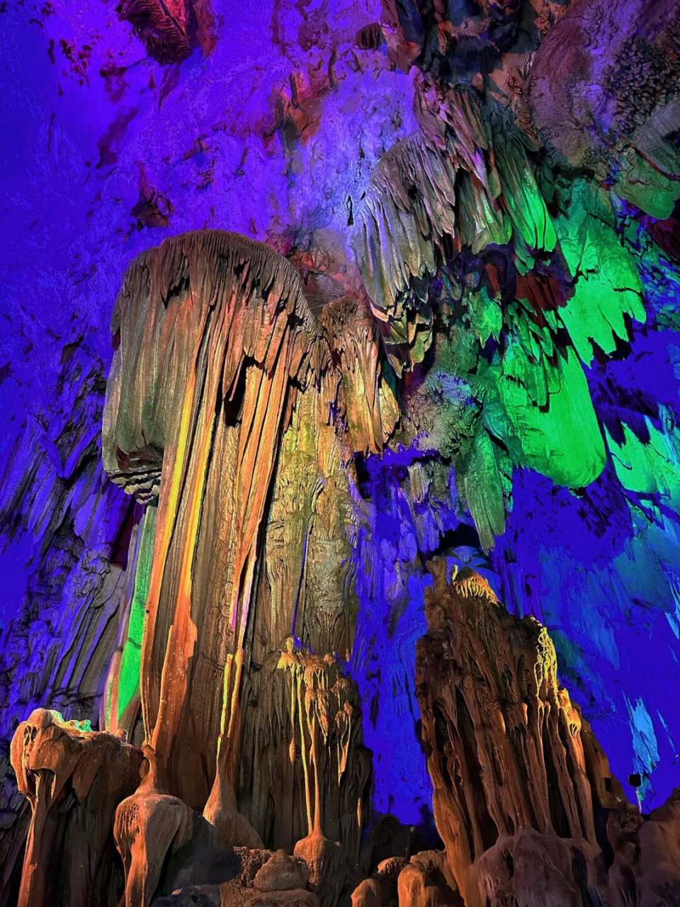 芦笛岩景区打卡 #芦笛岩 它是以游览岩洞为主,观赏山水田园风光为辅的