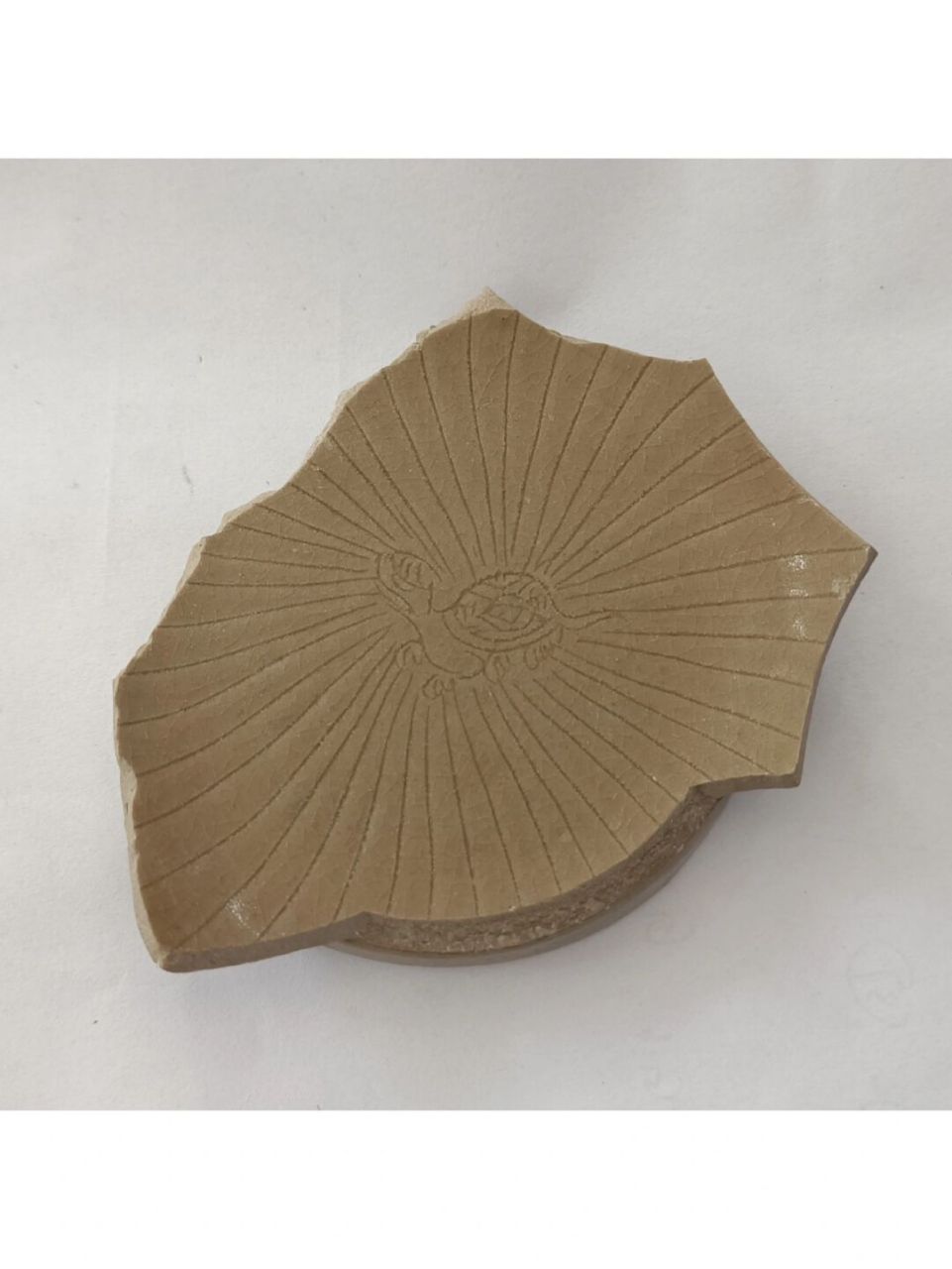 大家快来看唐代的小乌堆98 唐代越窑青瓷碗内壁刻划荷叶纹及小龟.