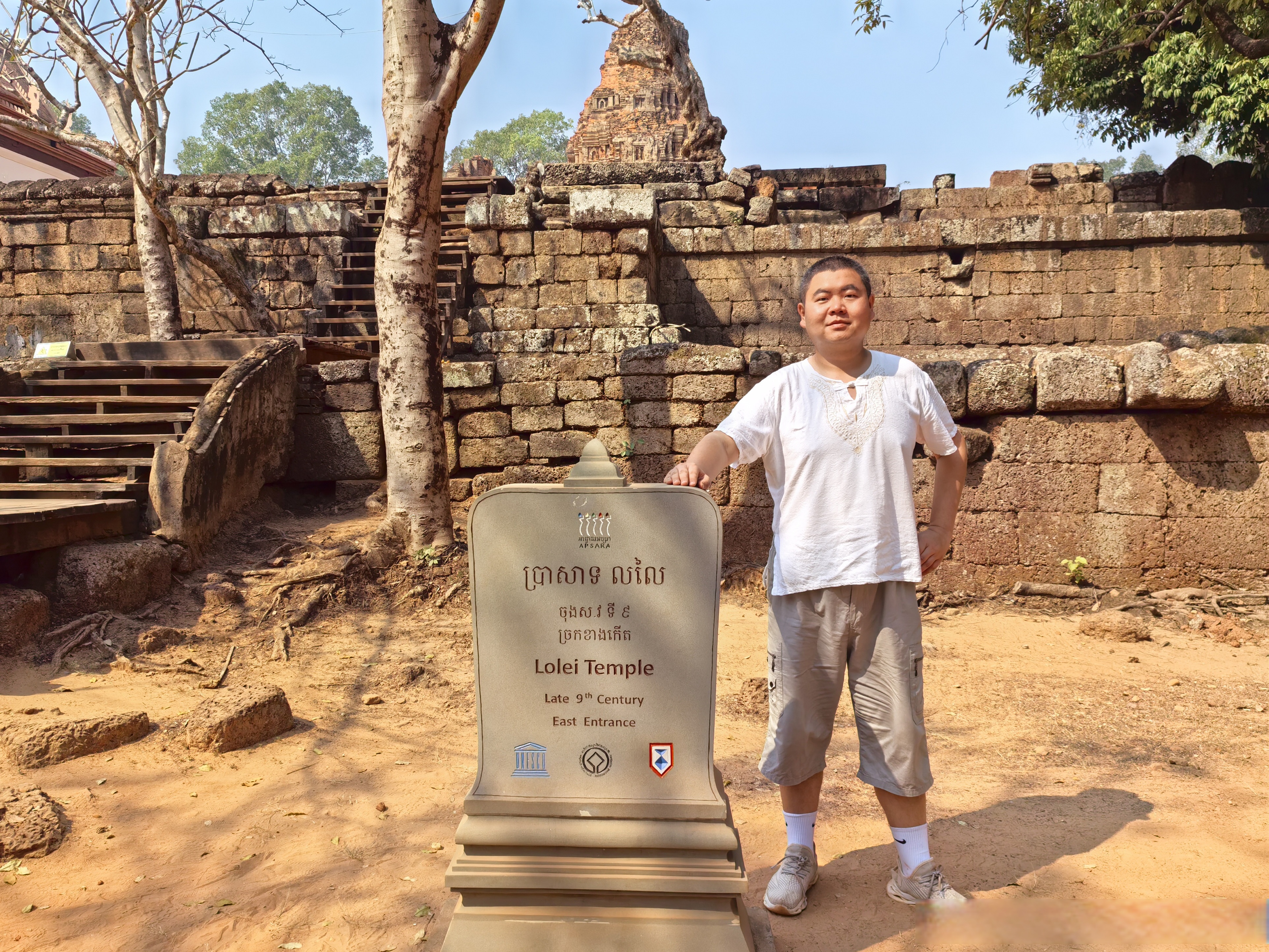 公元九世纪,这里是吴哥王朝的首都,在北侧的人工水池