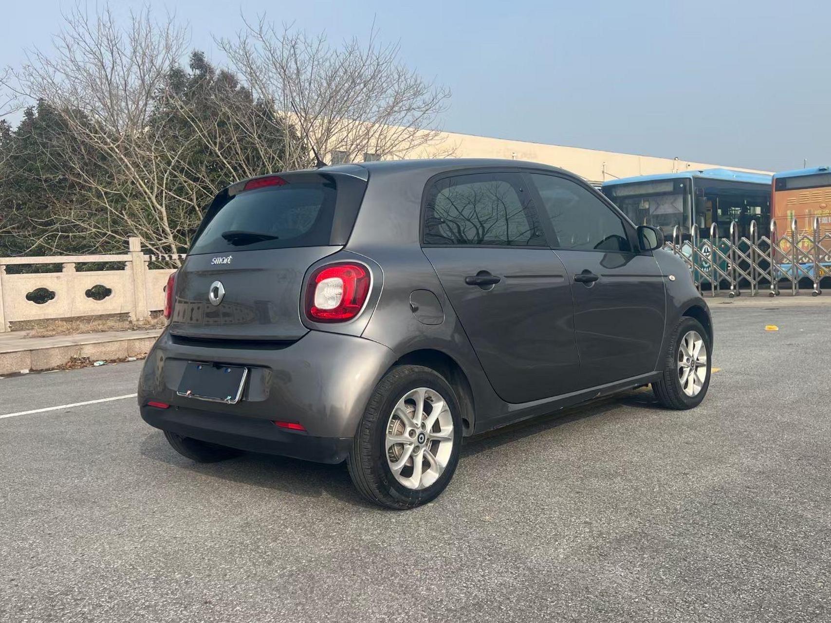 新到进口 奔驰 smart 1.0自动 五门四座两厢车,小可爱一枚!