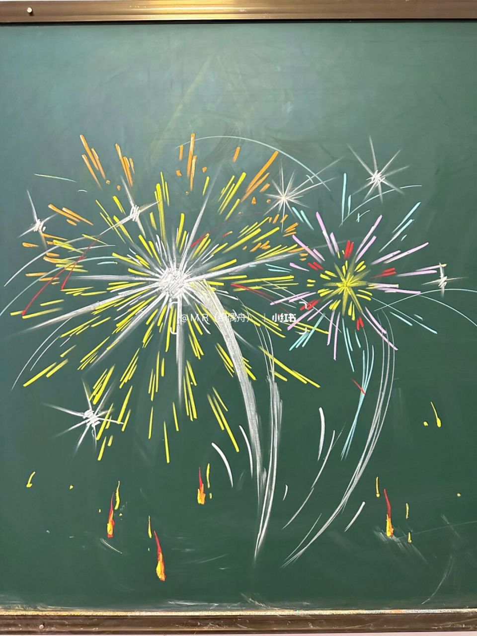 我的粉笔画# #教师粉笔画# #黑板报粉笔画# #烟花# #超美烟花# #黑板