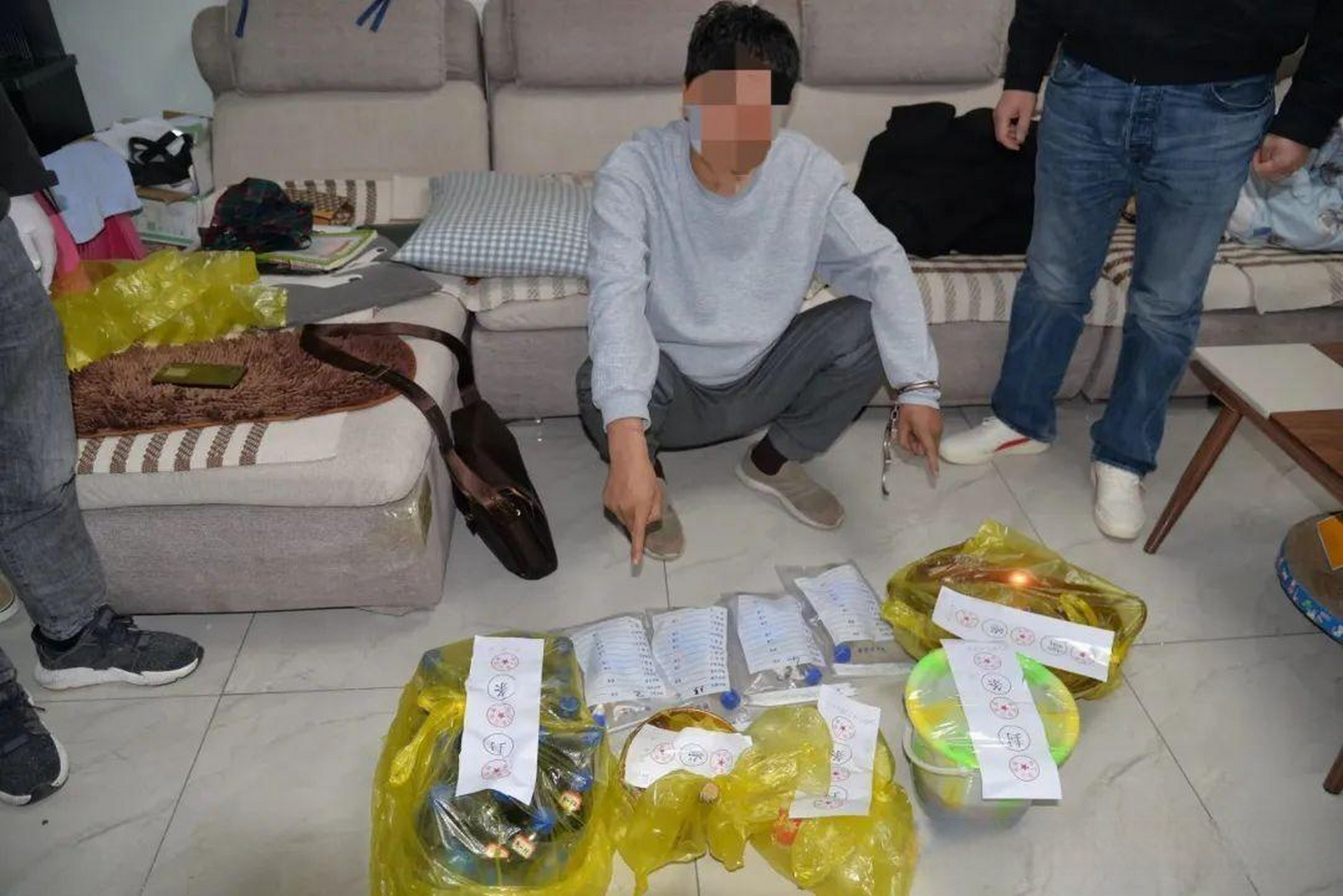 近日,云南省玉溪市华宁县公安局成功破获首例用鸦片液制造毒品"卡 ""