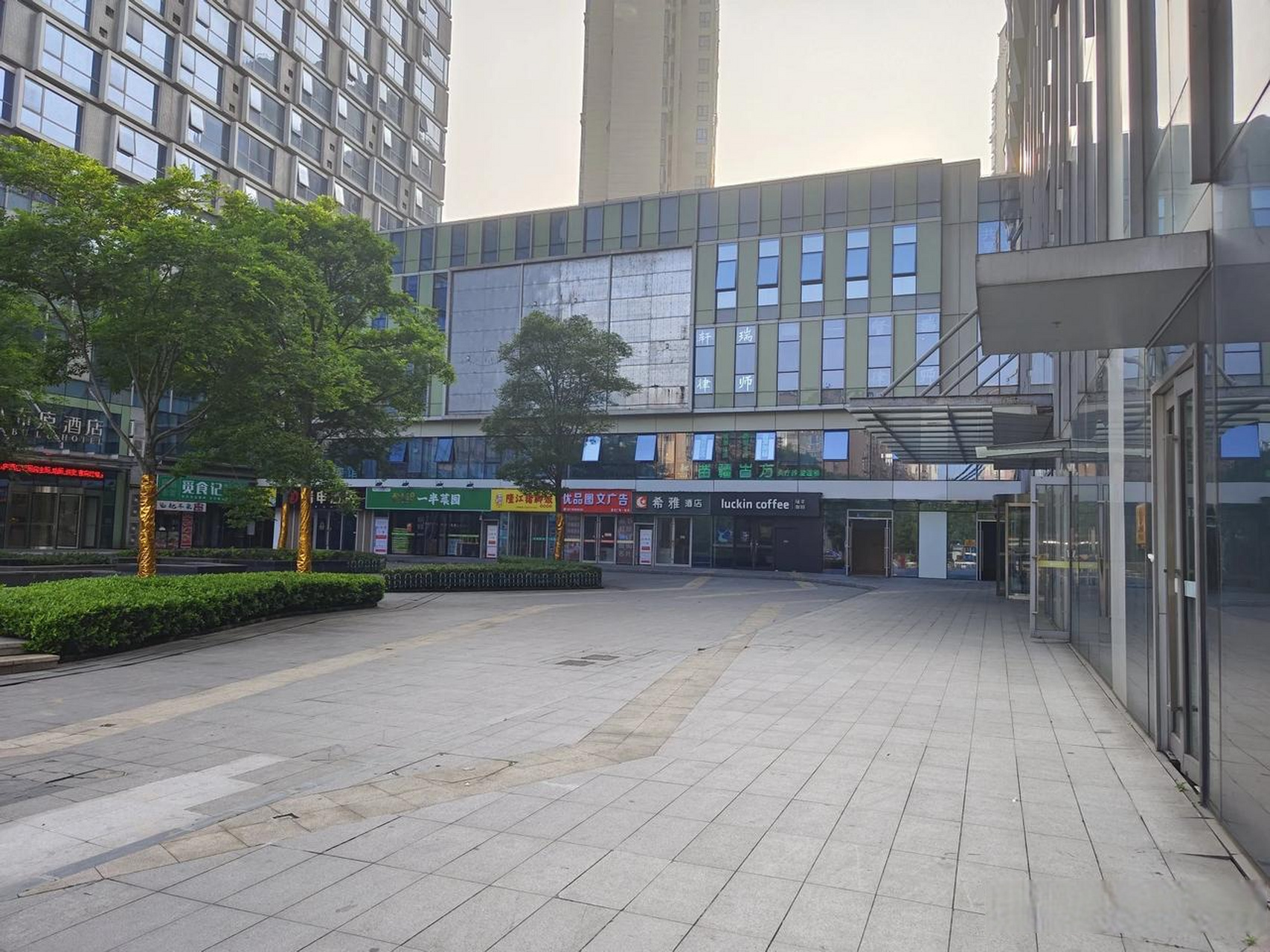 红谷滩绿地外滩公馆这边店铺太多了,到处都是包子店,拌粉店,小超市