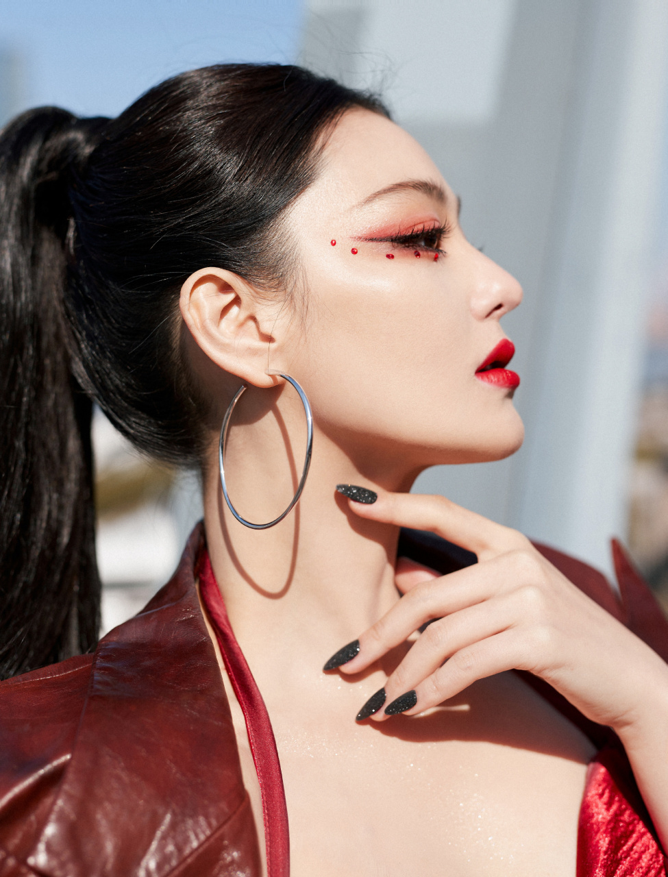 张馨予上海随拍,红色抹胸长裙造型