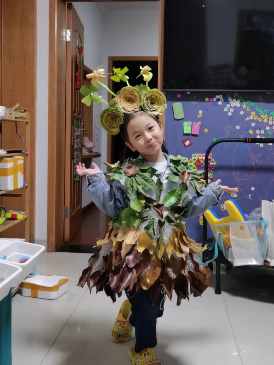 树叶服装秀的裙子来了   裙子做起来还是比较简单的 先在身上固定好