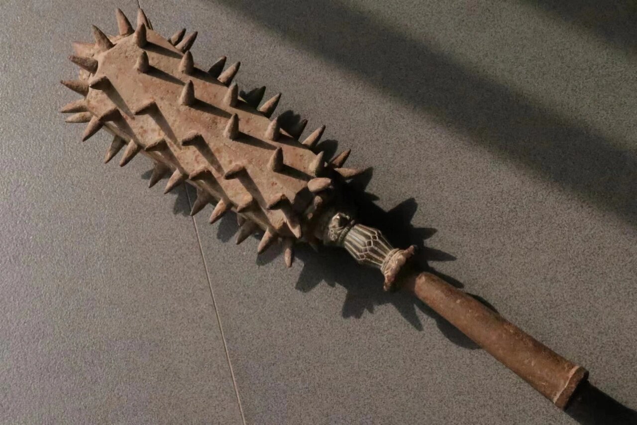 【狼牙棒】 狼牙棒是古兵器之一,是一种击打兵器有长短之分,棒头为六
