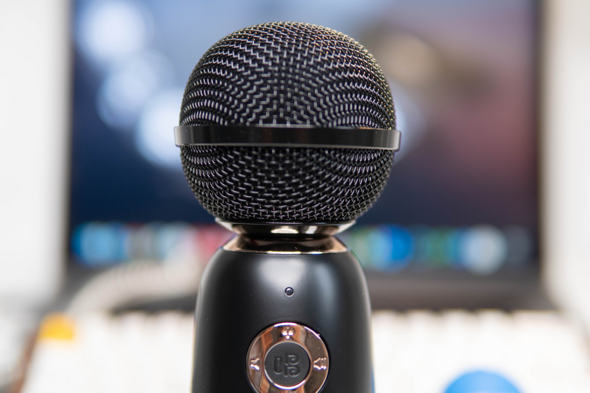 唱吧精灵麦克风q3的外观比较q萌,圆润的手柄,握持手感比较舒服,据说