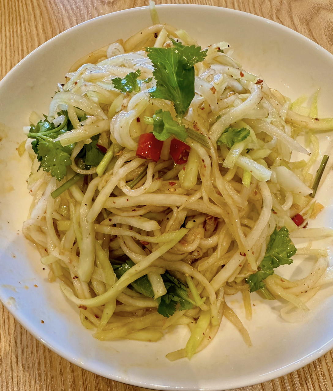 2,撒上盐抓匀苤蓝丝腌十五分钟左右.