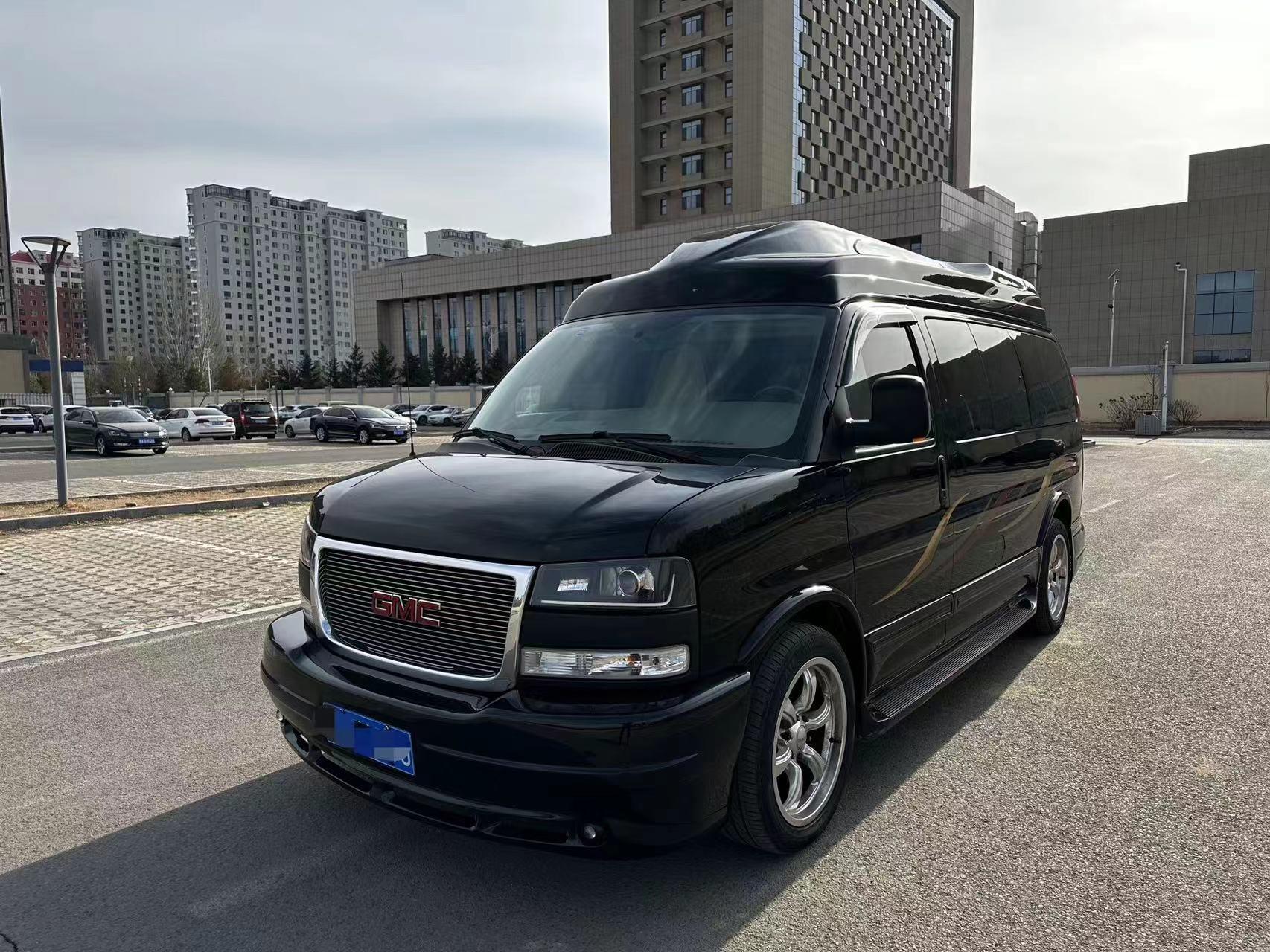 这台车是2014年上牌,gmc萨瓦纳savana商务房车,全时四驱,5.