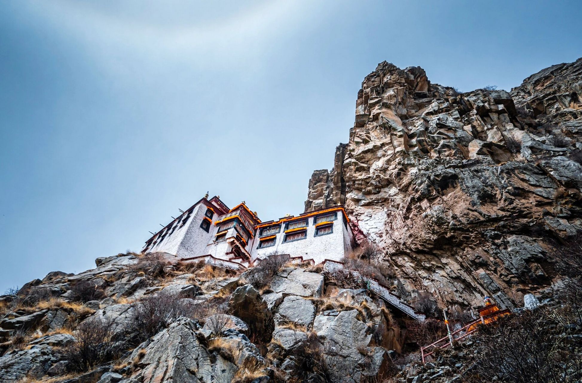 更震撼悬崖寺庙,拉萨当天可往返 拉萨林周县狮林寺,一座在手机地图上