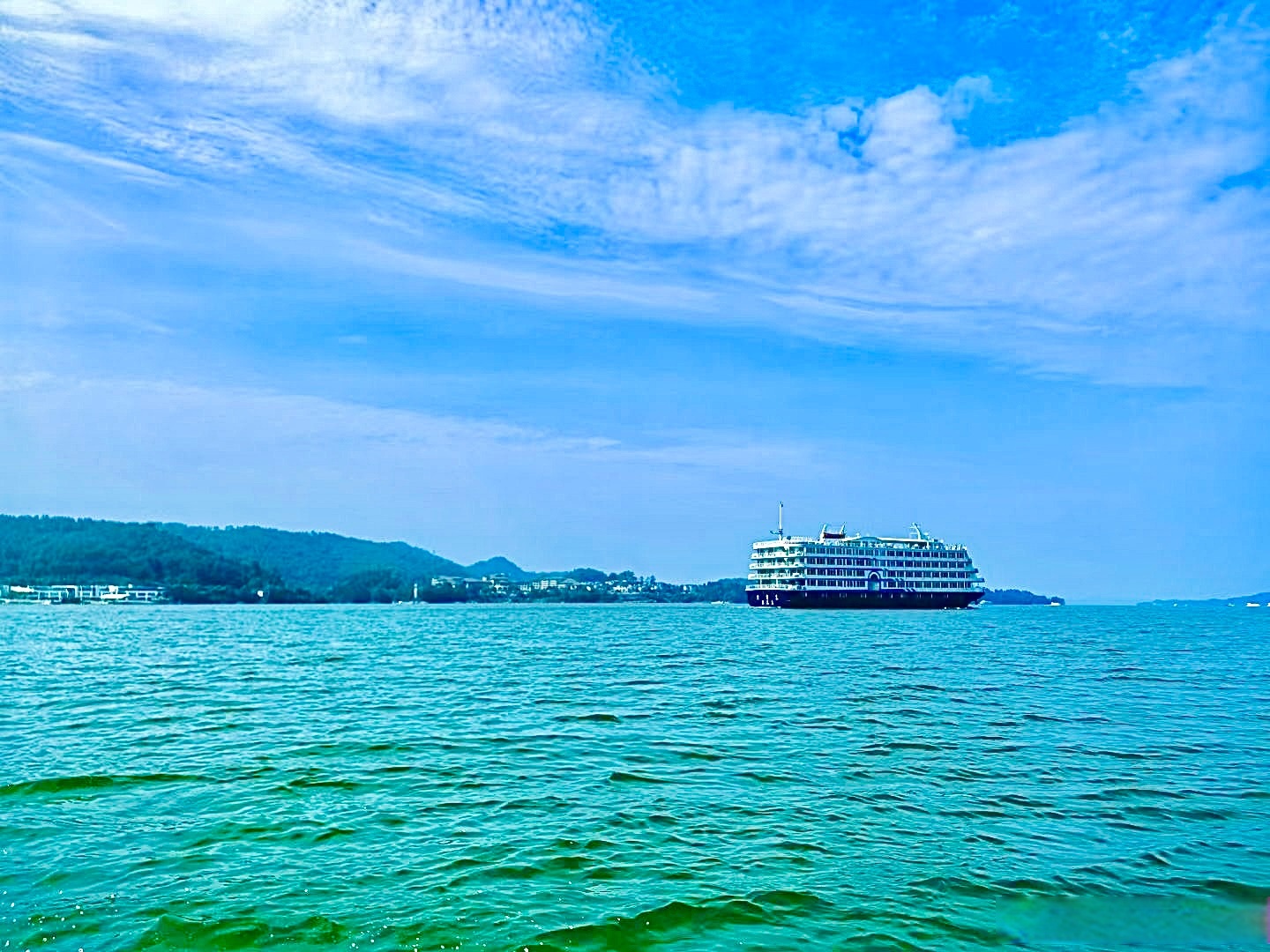 随手拍#千岛湖,即新安江水库,位于浙江省杭州市淳安县境内,小部分