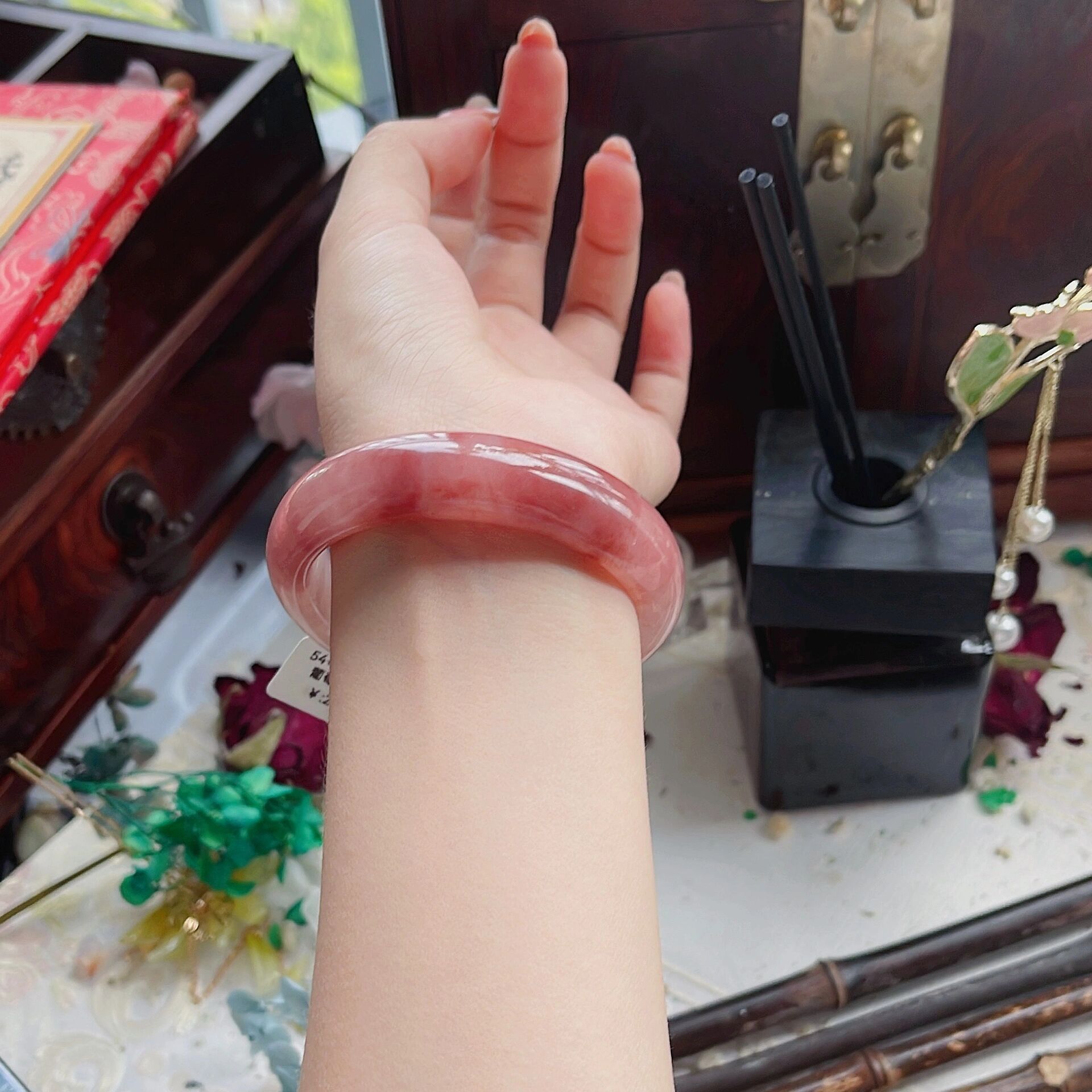 一只天然俏色紫红色的鸡血玉手镯【葡萄籽