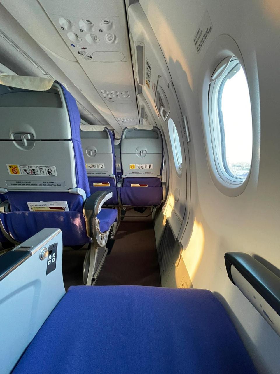 737-800飞机的旅客注意啦 首选13a 13f  应急出口位置,前排没有座位