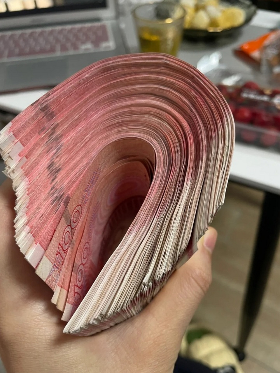 钱的图片 钱作为现代社会中广泛使用的货币形式,其含义远比我们表面
