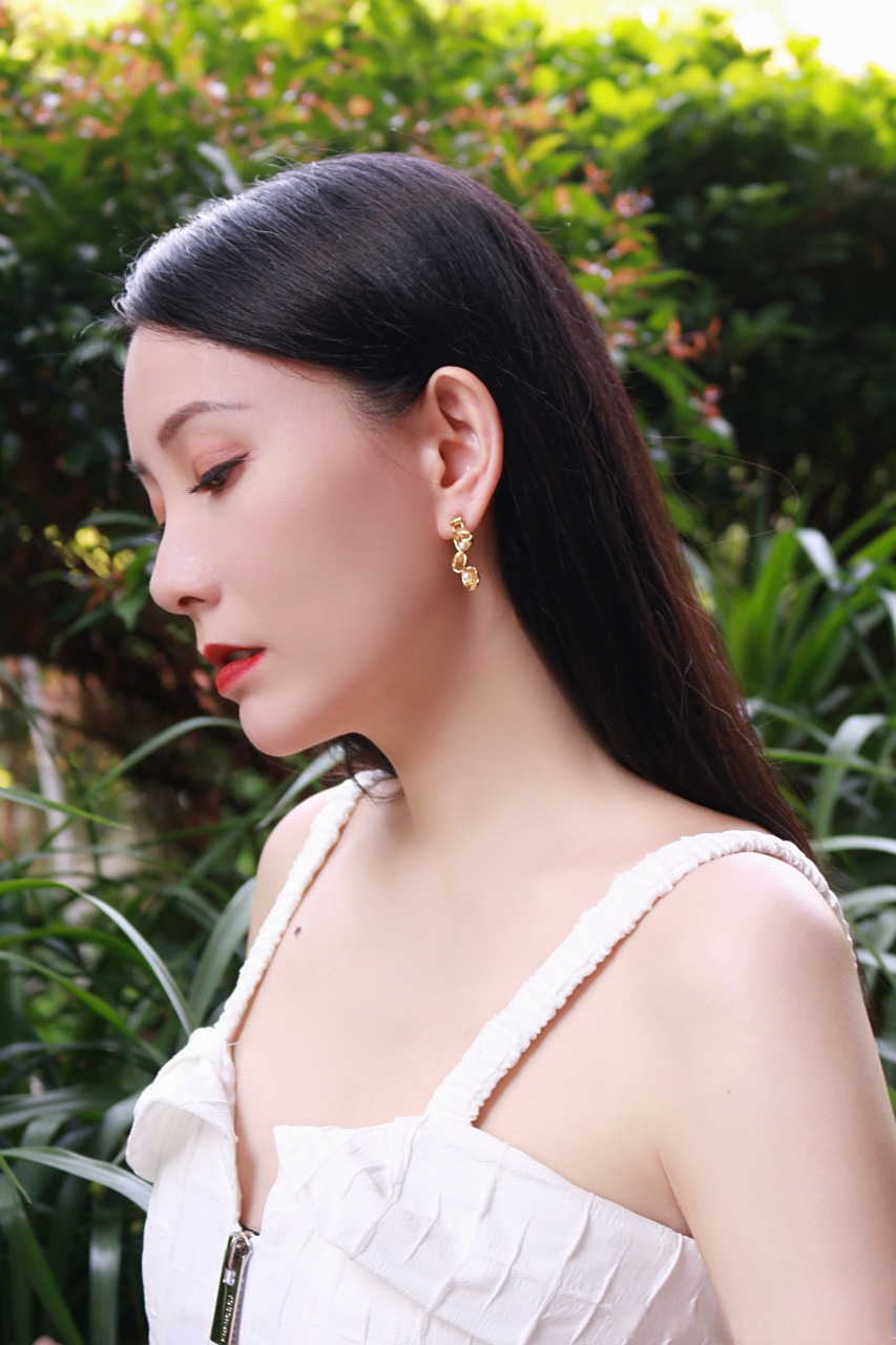 文凯玲#有人在路邊攤的煙火氣中長歌縱酒,也有人眼波流轉迎面撞進