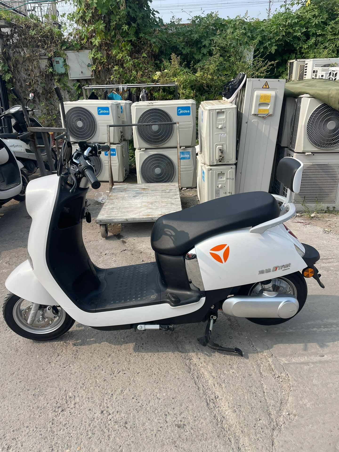 雅迪冠能m7电动车