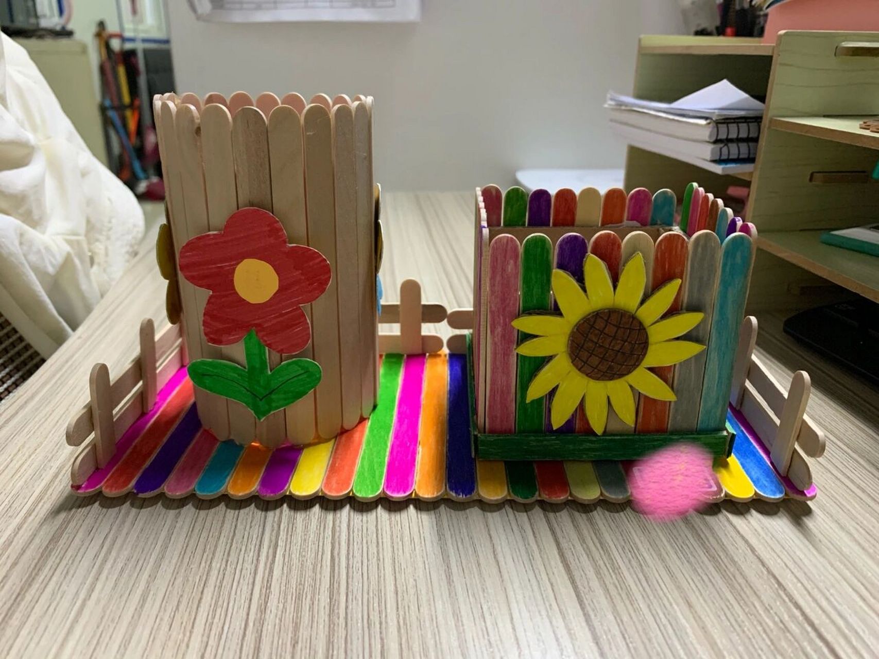 幼儿园手工～冰棍棍笔筒 工具:热熔胶枪,剪刀 材料:冰棍棍,矿泉水瓶