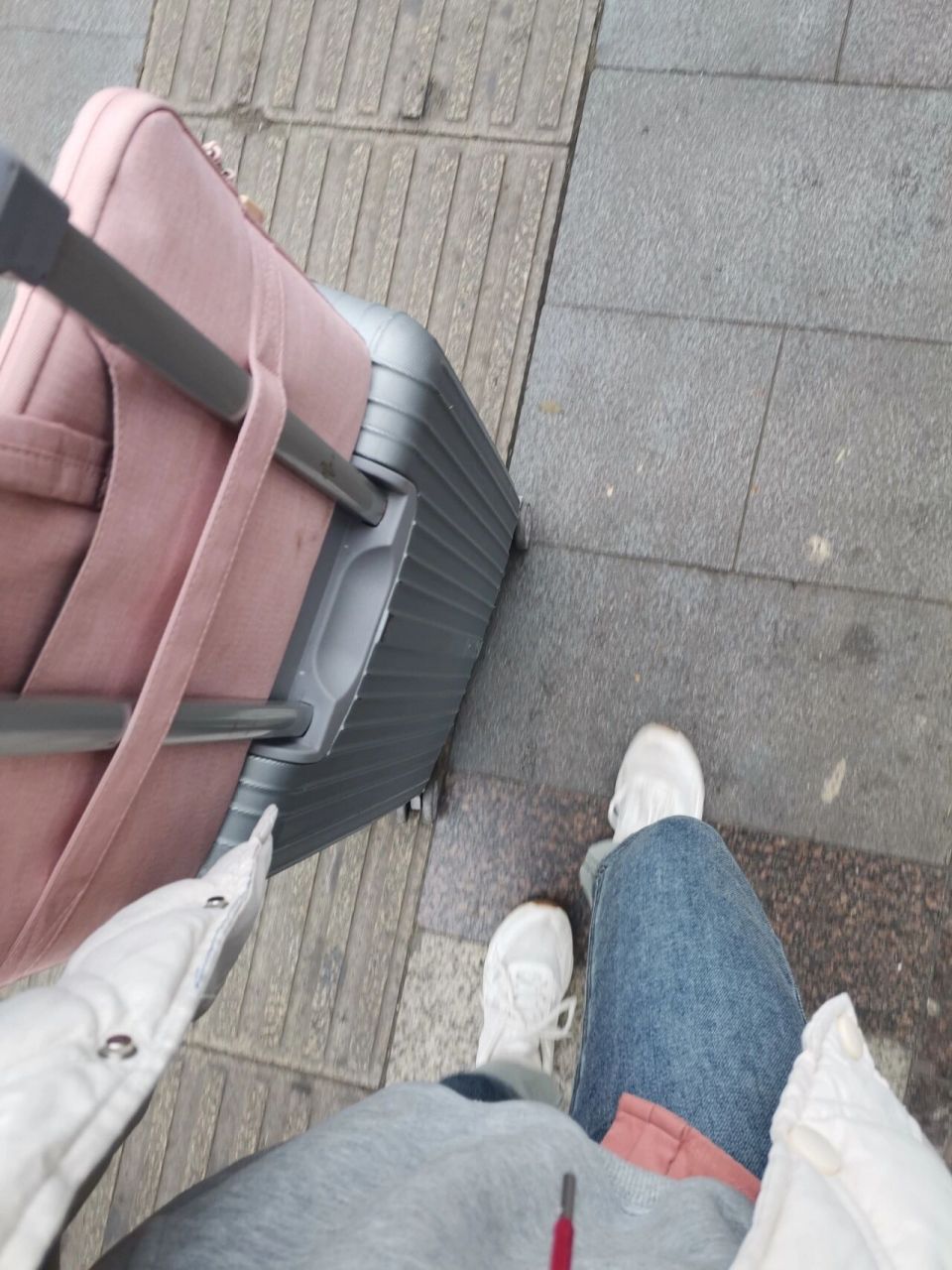 高铁宜宾西 一个人坐高铁,行李只能挨着自己座位放,怕放上去拿不下来