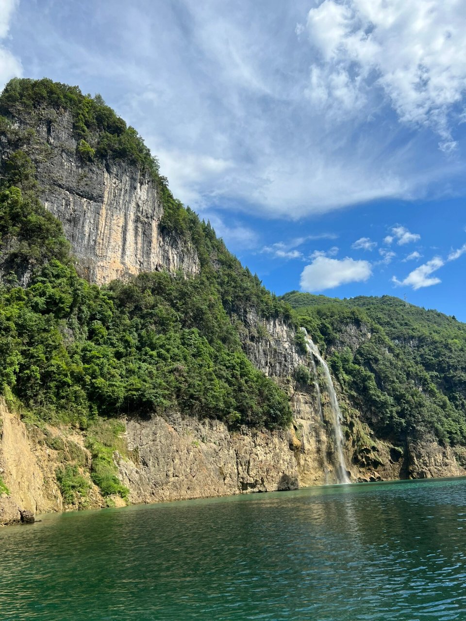铜仁大峡谷景区攻略 开车或者打车到大峡谷景区停车场,有专门的小巴士